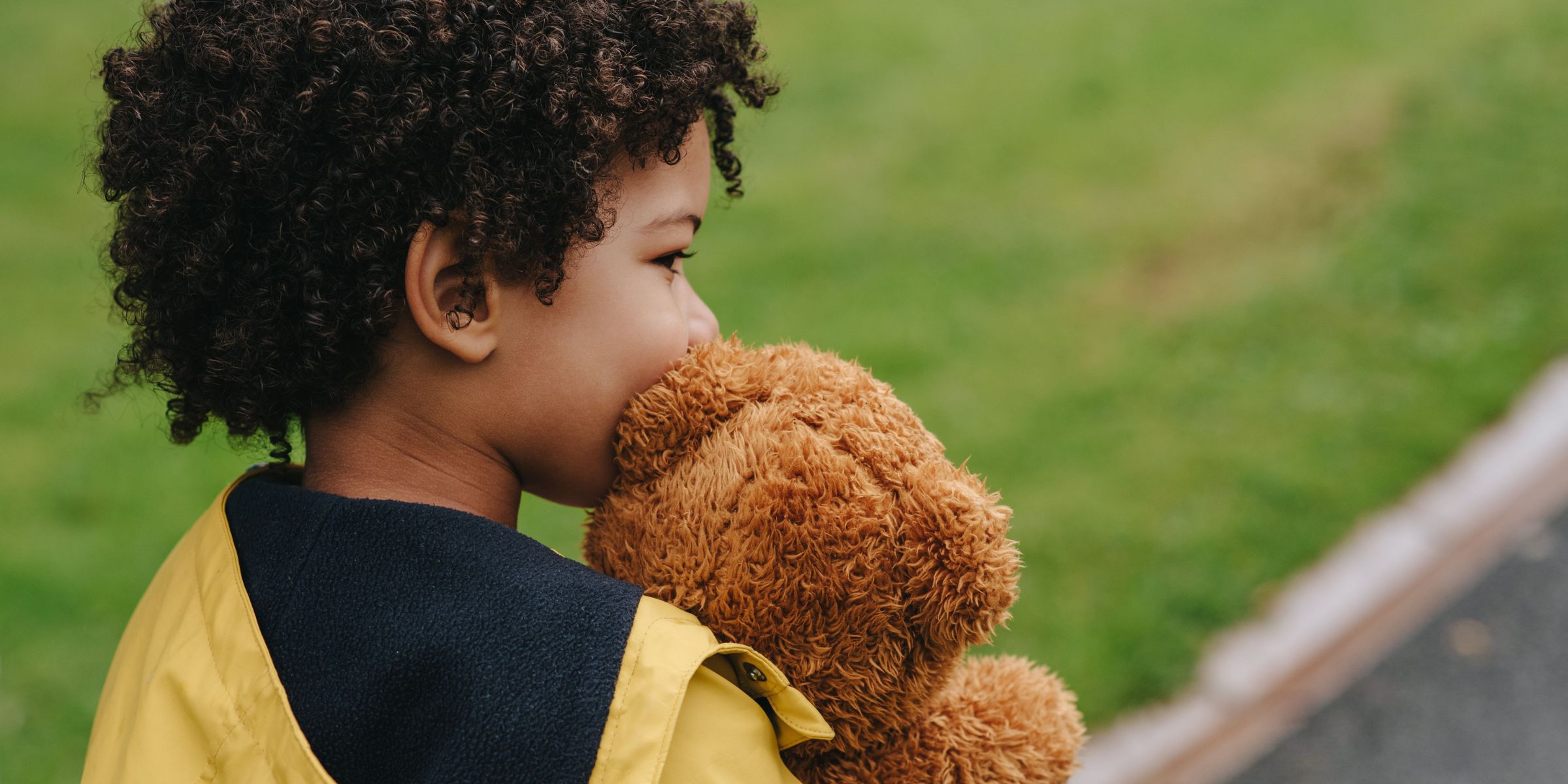 A little boy holding a stuffed bear | Source: Pexels