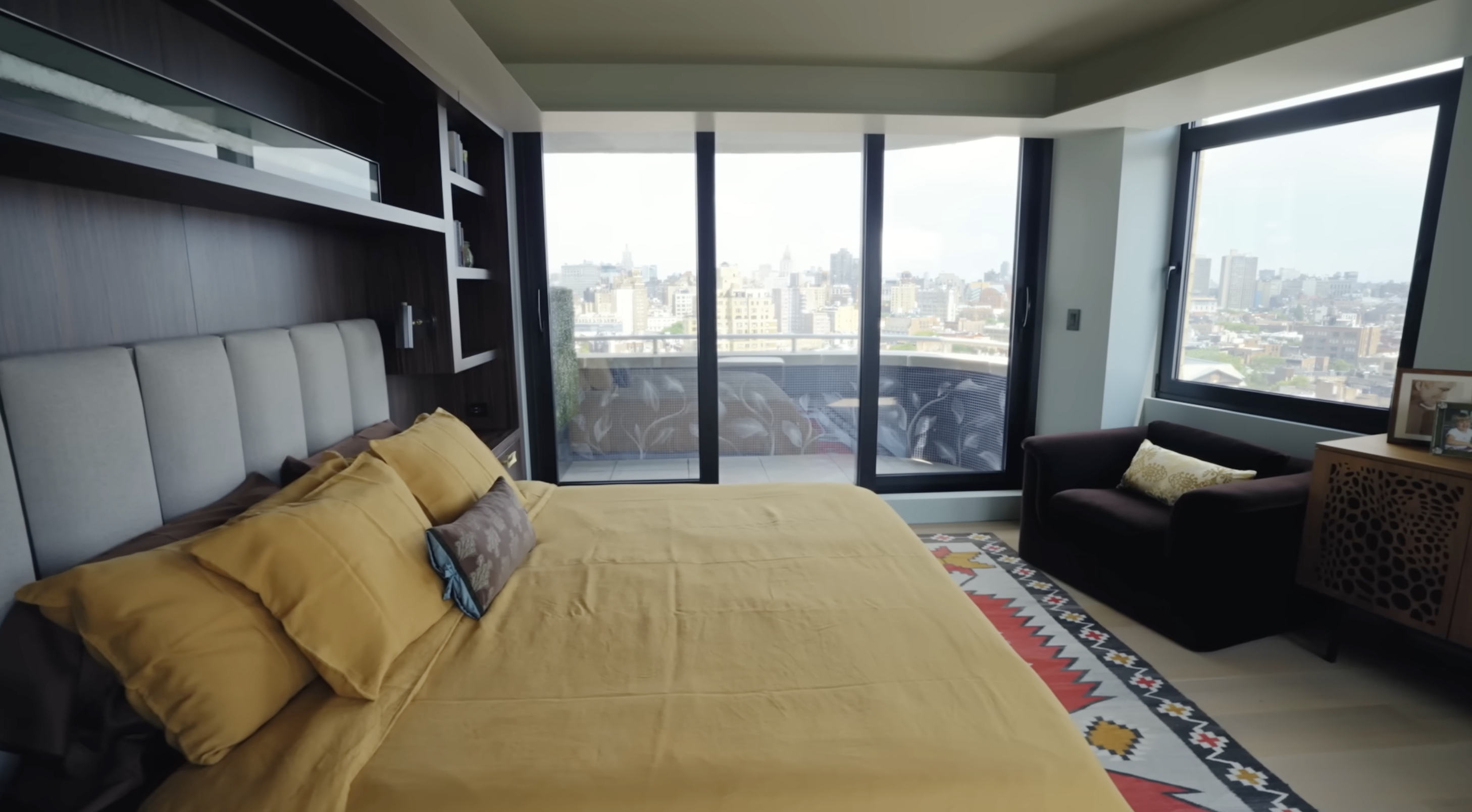 Sypialnia Christophera Meloniego | Źródło: YouTube/Architectural Digest