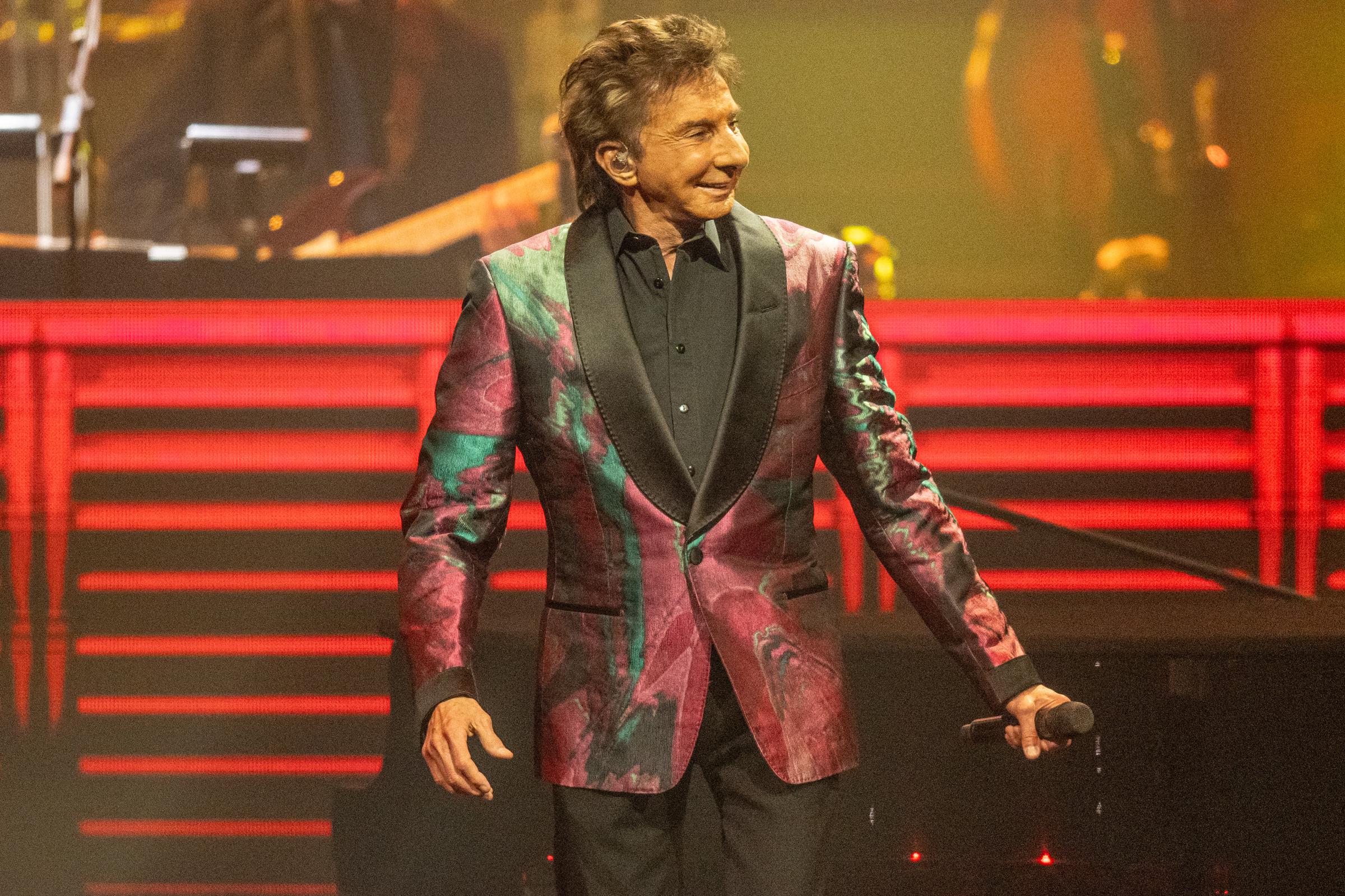 Barry Manilow performs on stage during his last Sugar Land concert on 28 August 2024 in Sugar Land, Texas. | Source: Getty Images