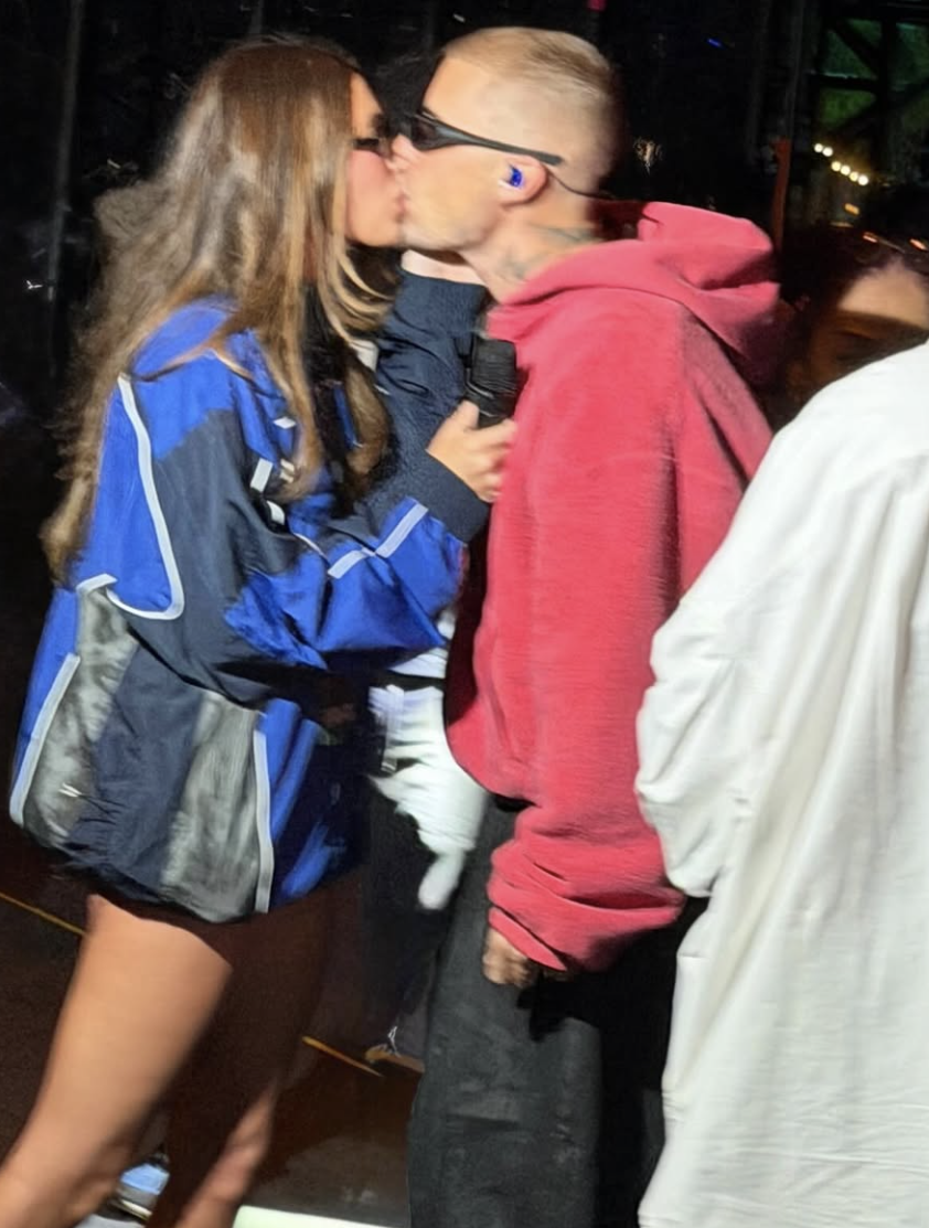 Hailey i Justin Bieber całują się podczas Coachella Valley Music and Arts Festival, opublikowano 14 kwietnia 2026 r. | Źródło: Instagram/haileybieber