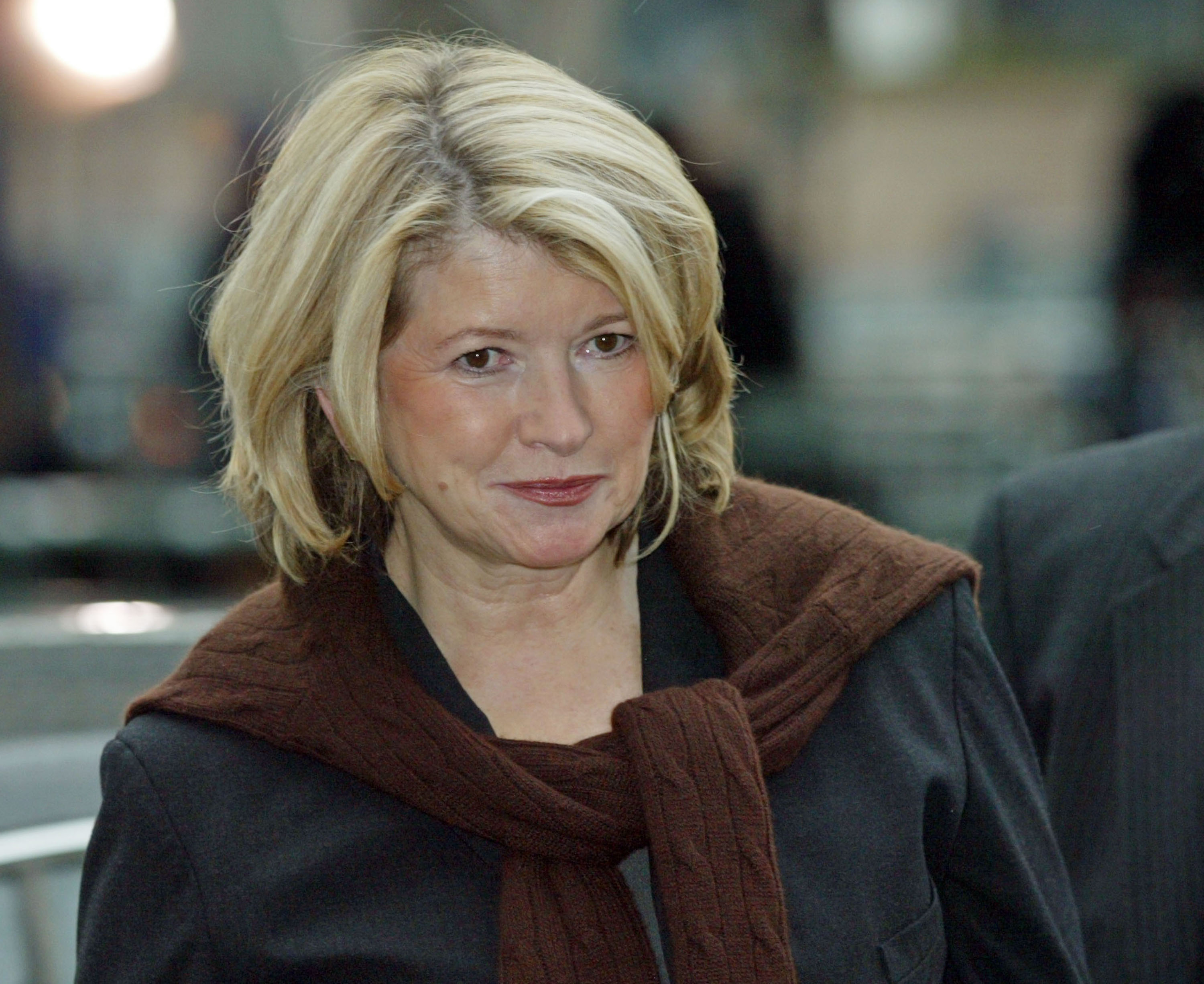 Martha Stewart przybywa do sądu federalnego na Manhattanie 4 marca 2004 r. w Nowym Jorku. Ława przysięgłych kontynuuje obrady w procesie dotyczącym insider tradera. | Źródło: Getty Images