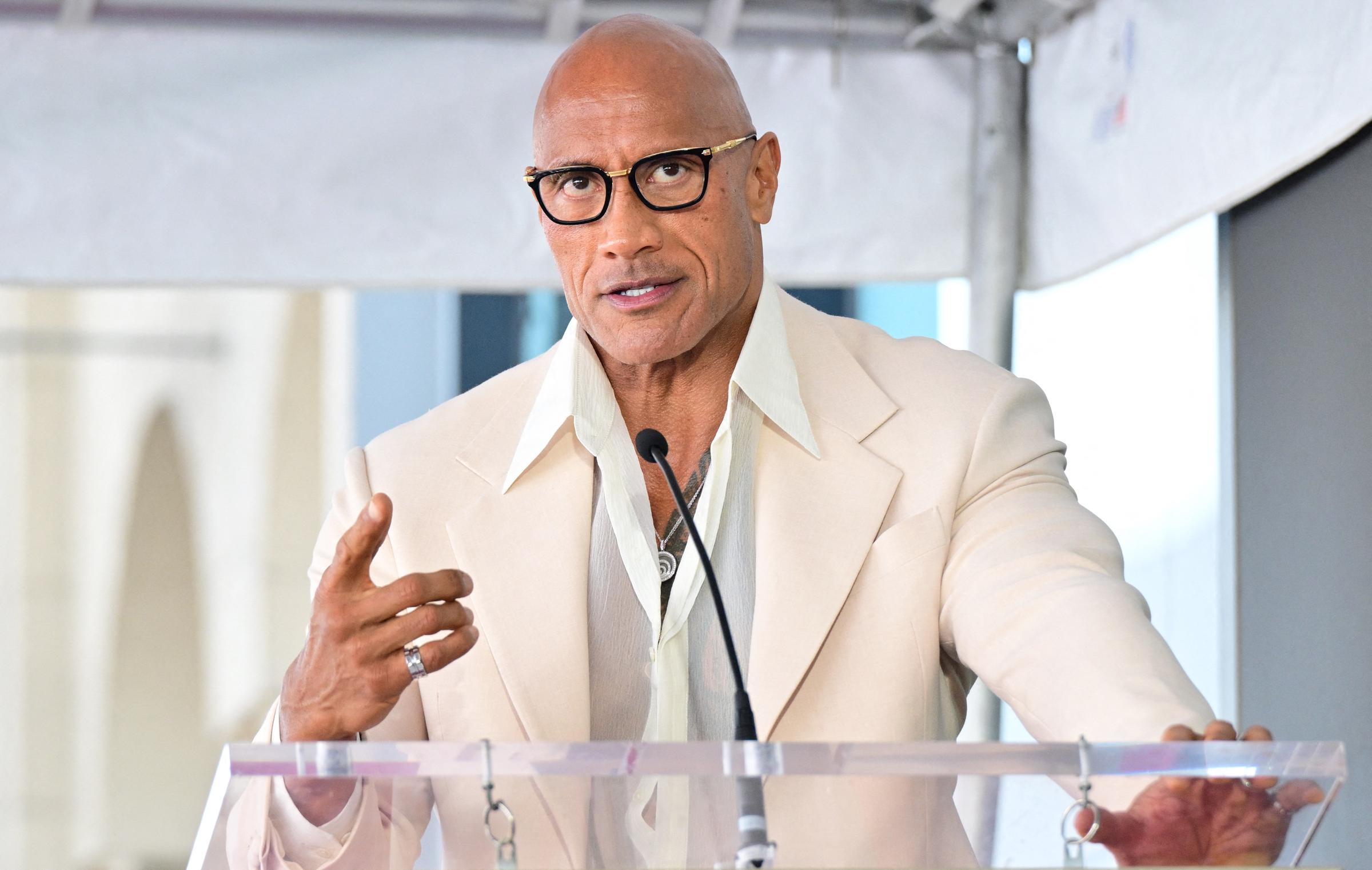 Dwayne Johnson przemawia podczas ceremonii odsłonięcia sąsiadujących gwiazd amerykańsko-brytyjskiej aktorki Emily Blunt i amerykańskiego aktora Stanleya Tucciego na Walk of Fame w Hollywood w Kalifornii 30 kwietnia 2026 r. | Źródło: Getty Images