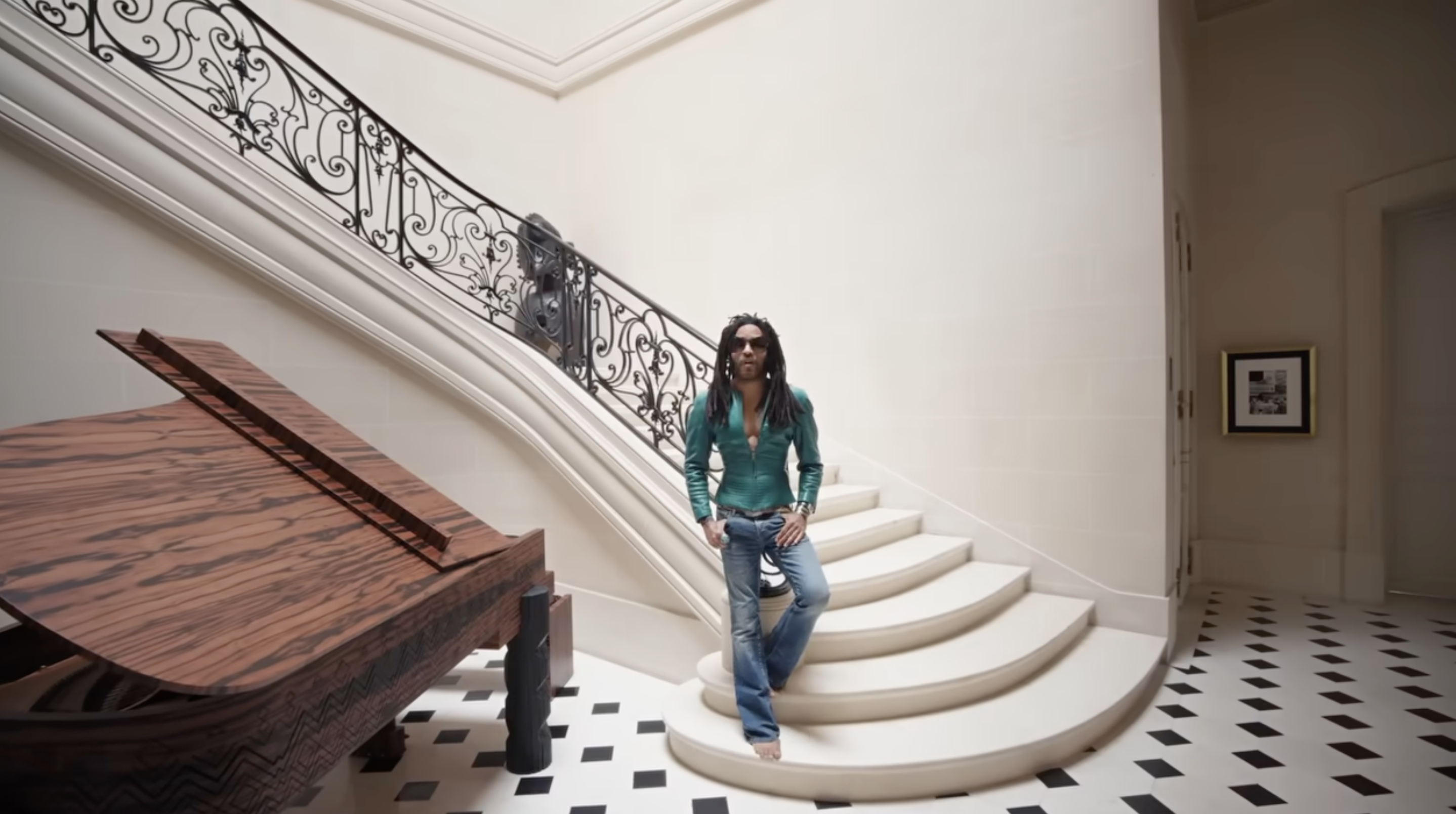 Lenny Kravitz wita Architectural Digest w swoim paryskim domu, opublikowano 15 kwietnia 2025 r. | Źródło: YouTube/Architectural Digest