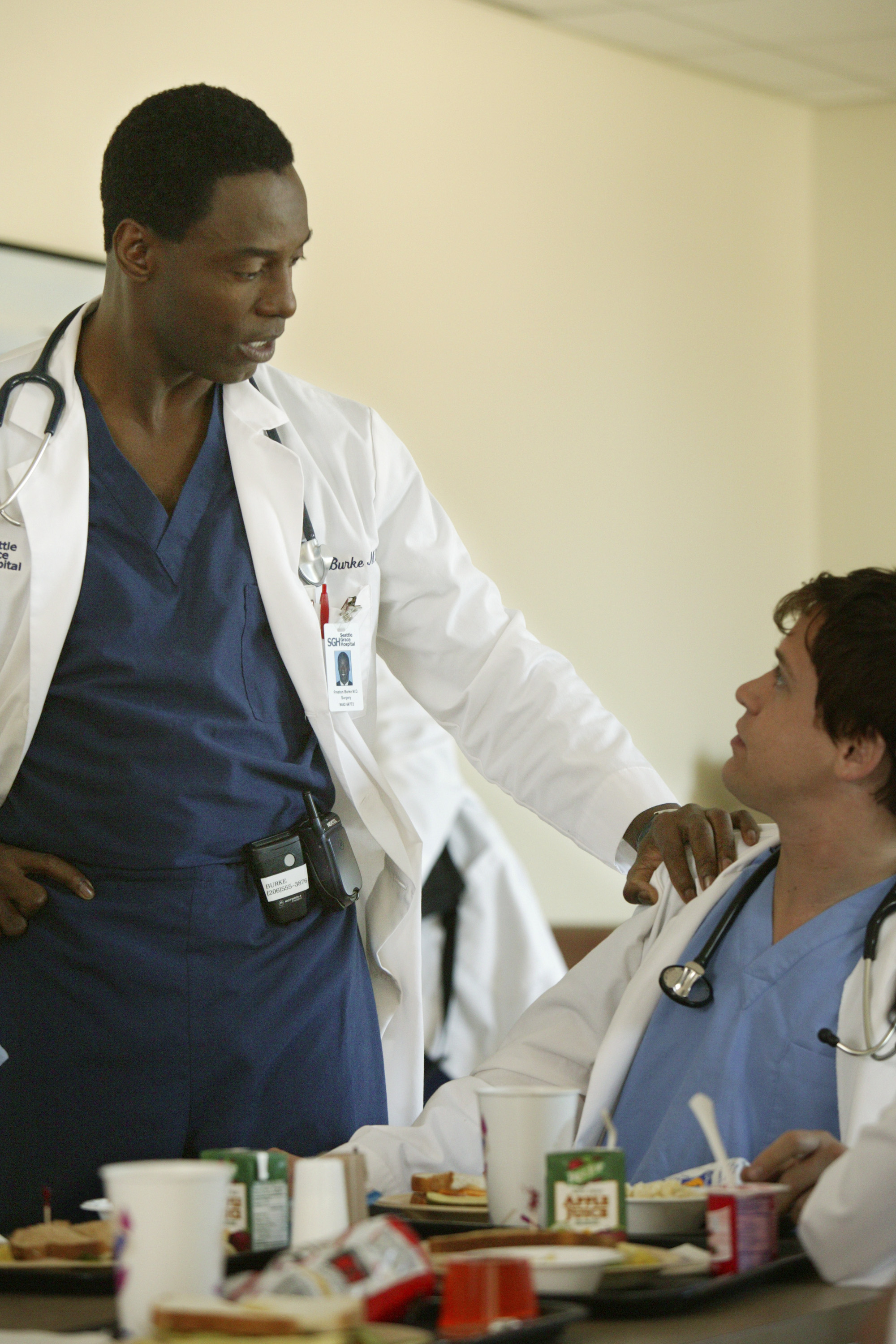 Isaiah Washington and T.R. Knight during the "Pilot" episode of "Grey's Anatomy" Season 1 in April 2004. | Source: Getty Images