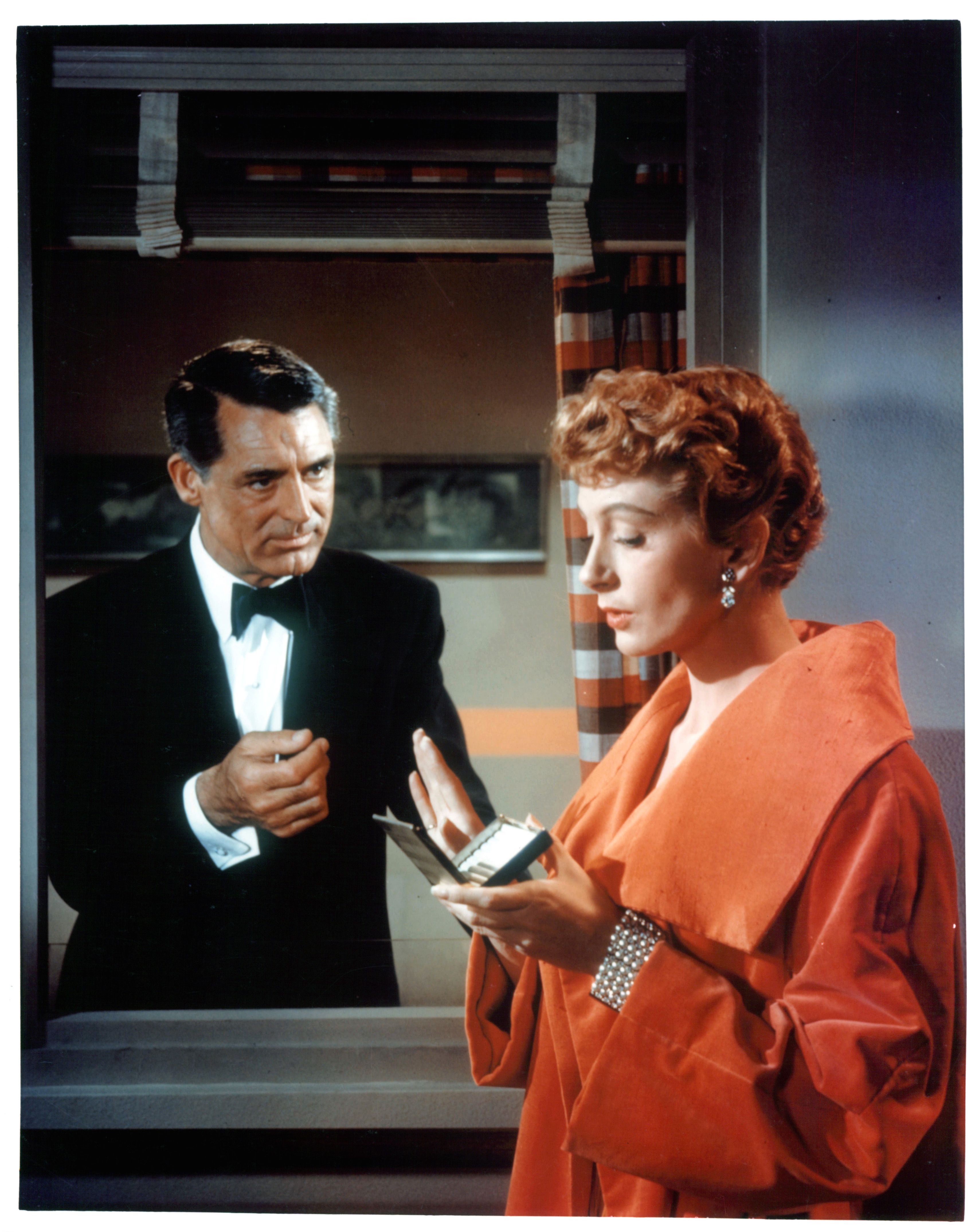 Cary Grant prosi Deborah Kerr o papierosa w scenie z filmu