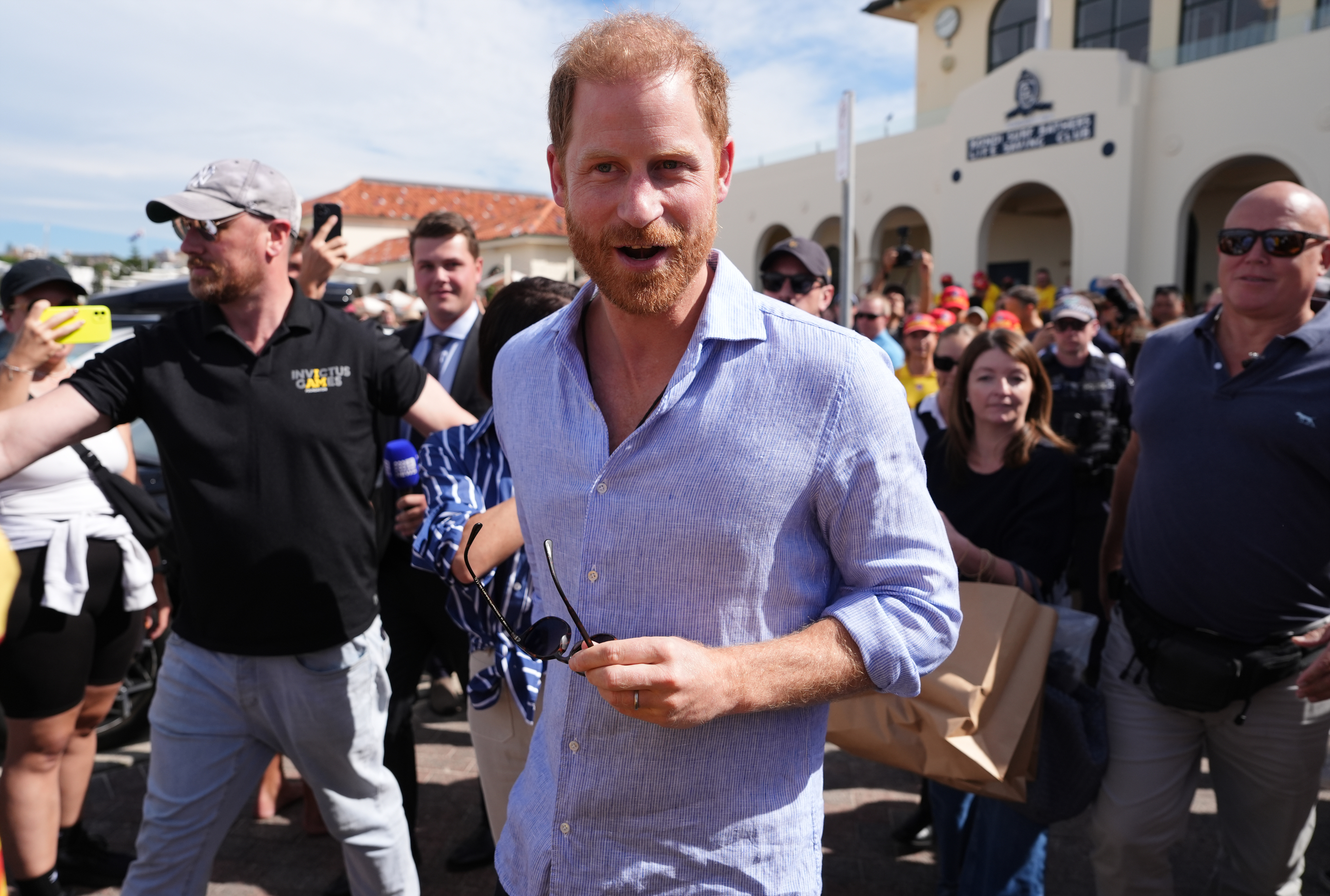 Książę Harry, książę Sussex, opuszcza Bondi Surf Bathers' Life Saving Club po spotkaniu z wolontariuszami pierwszej pomocy podczas wizyty na plaży Bondi w czwartym dniu królewskiej podróży do Australii 17 kwietnia 2026 r. w Sydney w Australii. | Źródło: Getty Images