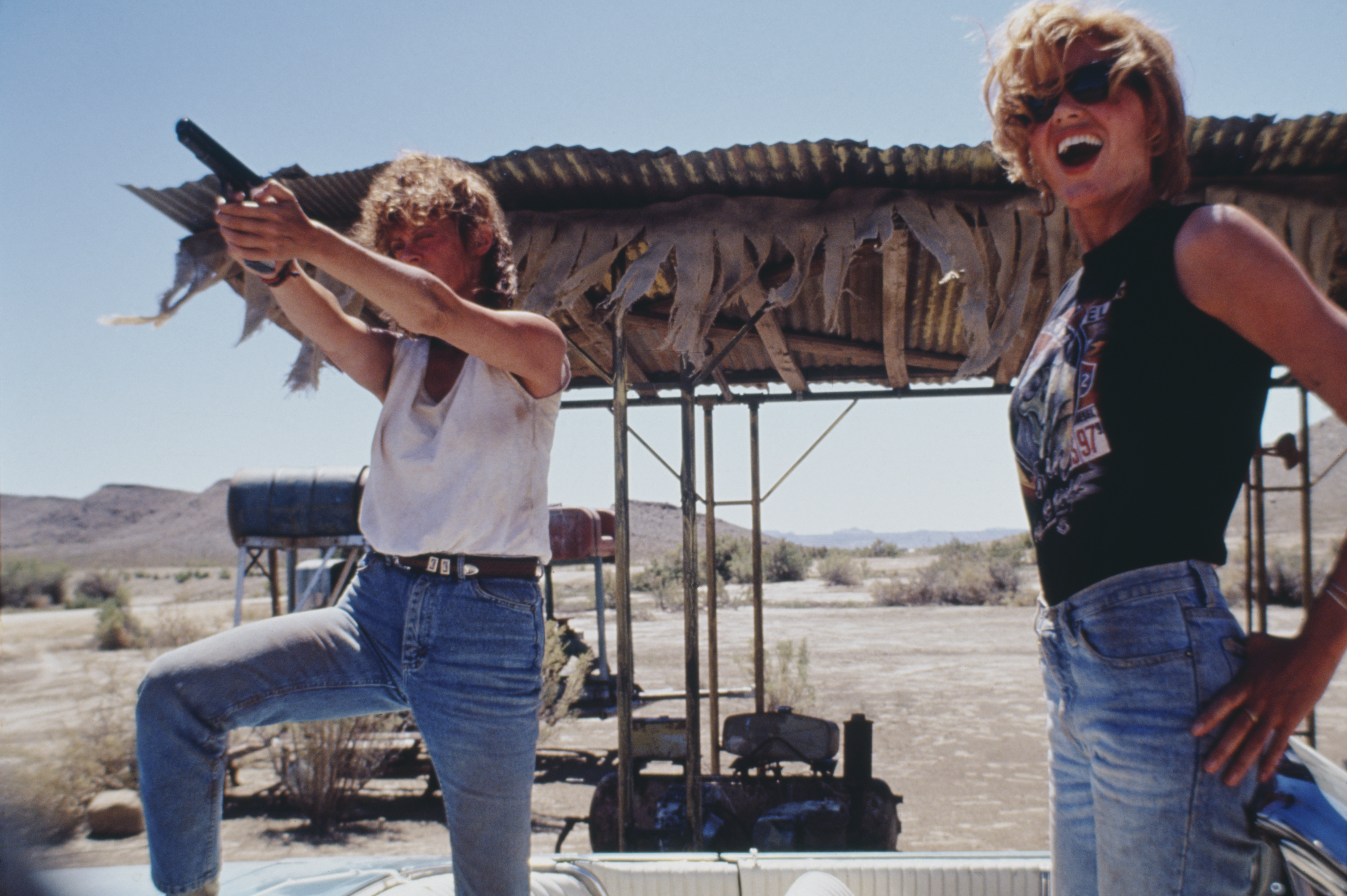 Susan Sarandon and Geena Davis star in the film "Thelma And Louise," 1991. | Source: Getty Images