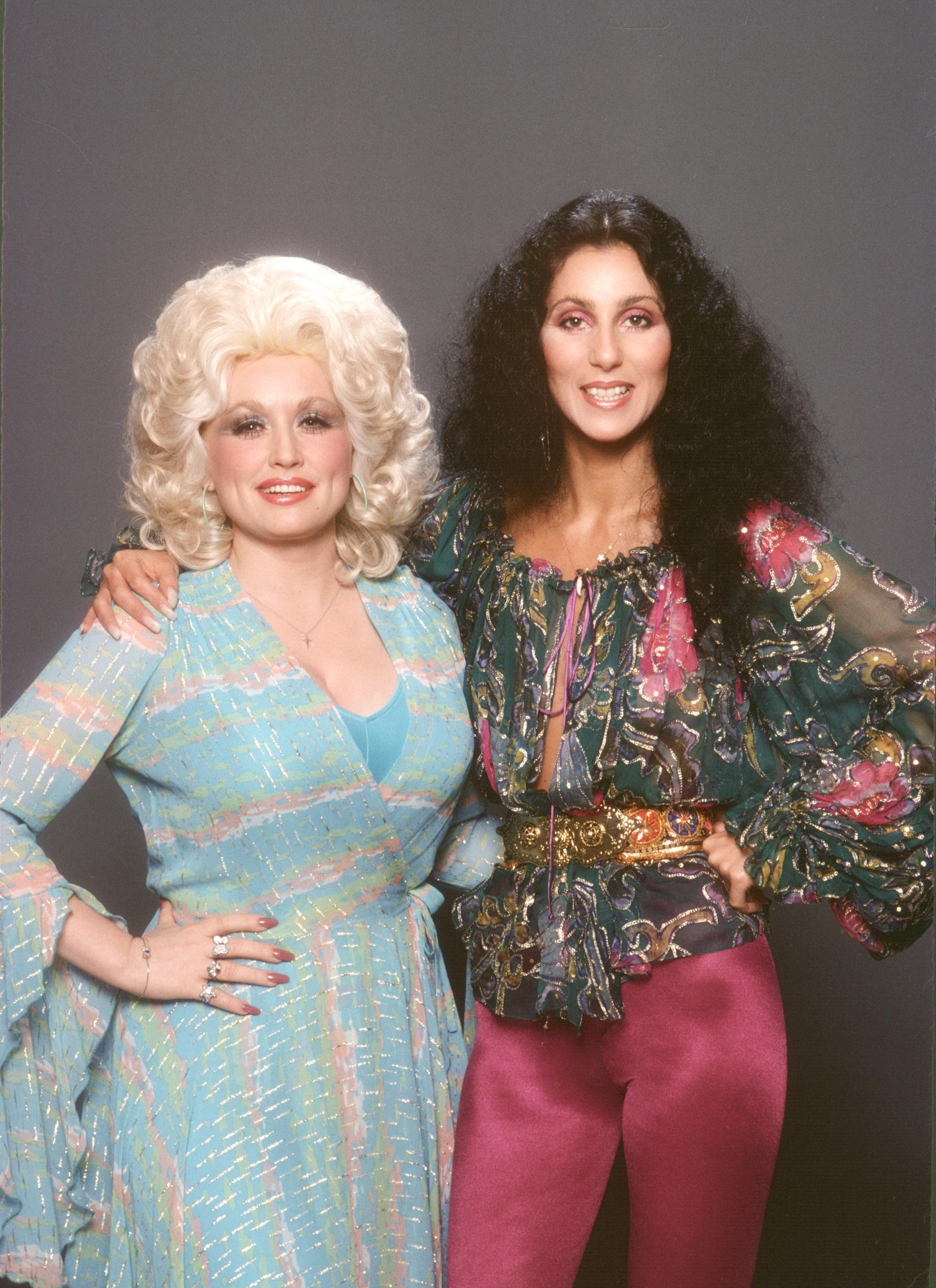 Cher poses with Dolly Parton for a portrait in 1978 in Los Angeles, California. | Source: Getty Images