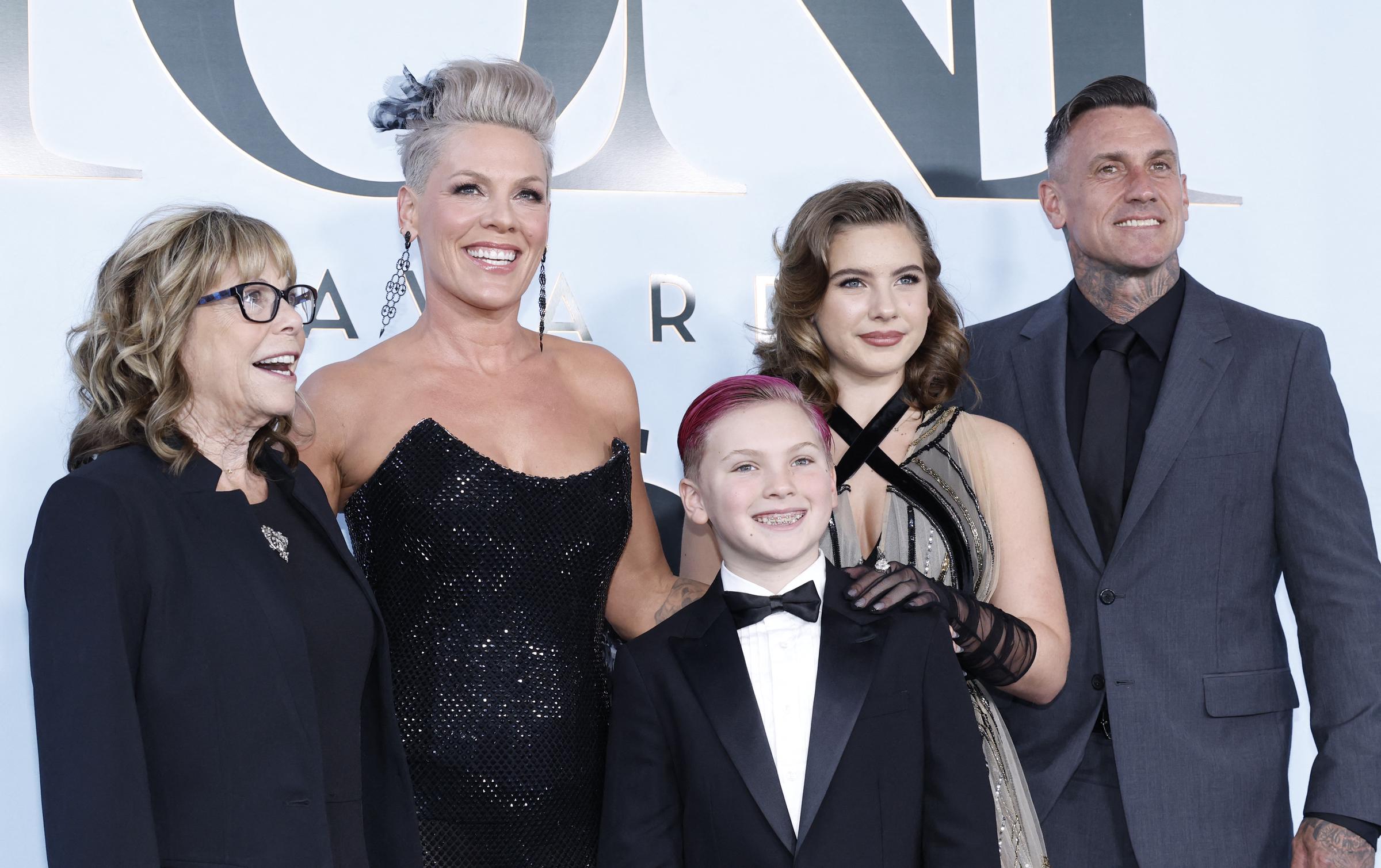 P!nk arrived at the 79th Annual Tony Awards with husband Carey Hart, daughter Willow, son Jameson, and her mother, Judith Moore. The family appearance sparked a wave of online reactions as fans pointed out how much Willow and Jameson had grown — and how strongly they resembled their famous parents in the latest red carpet photos.