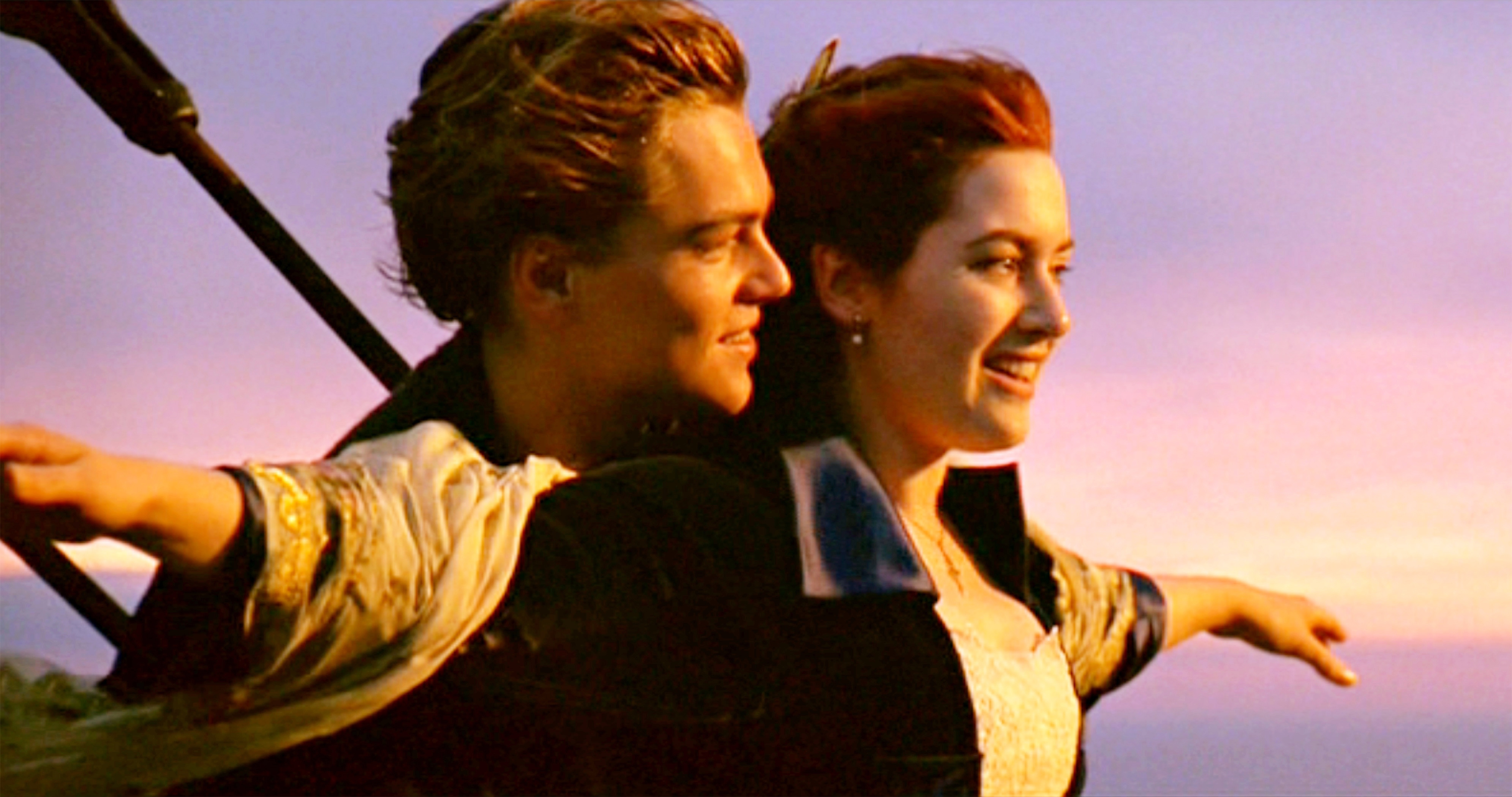 Leonardo DiCaprio jako Jack i Kate Winslet jako Rose w pamiętnej scenie z filmu z 1997 roku,