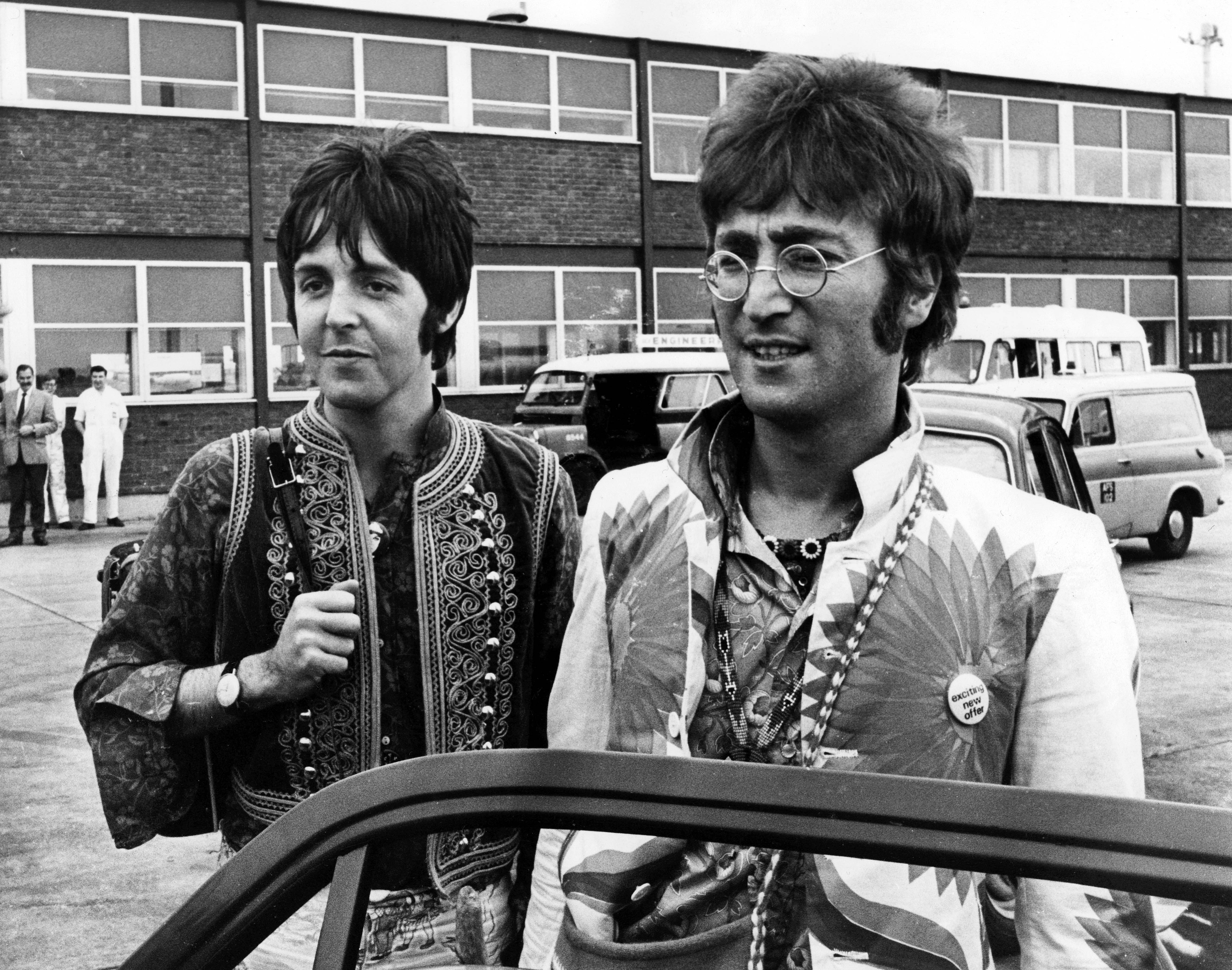 John Lennon & Paul McCartney returning to Heathrow Airport from holiday in Greece on July 31, 1967. | Source: Getty Images