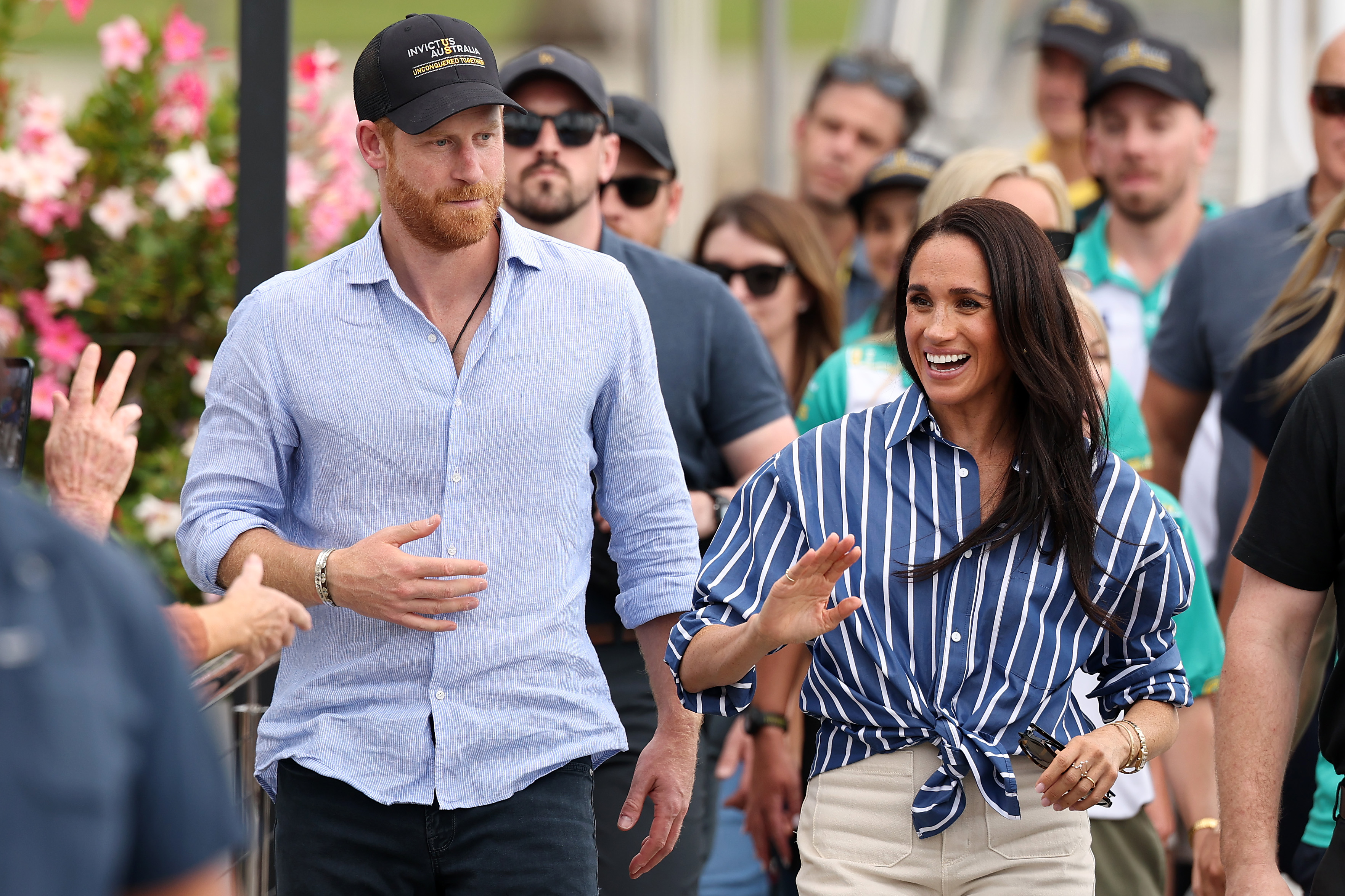 Książę Harry, książę Sussex i Meghan, księżna Sussex witają się z publicznością w Cruising Yacht Club of Australia 17 kwietnia 2026 r. w Sydney w Australii. | Źródło: Getty Images