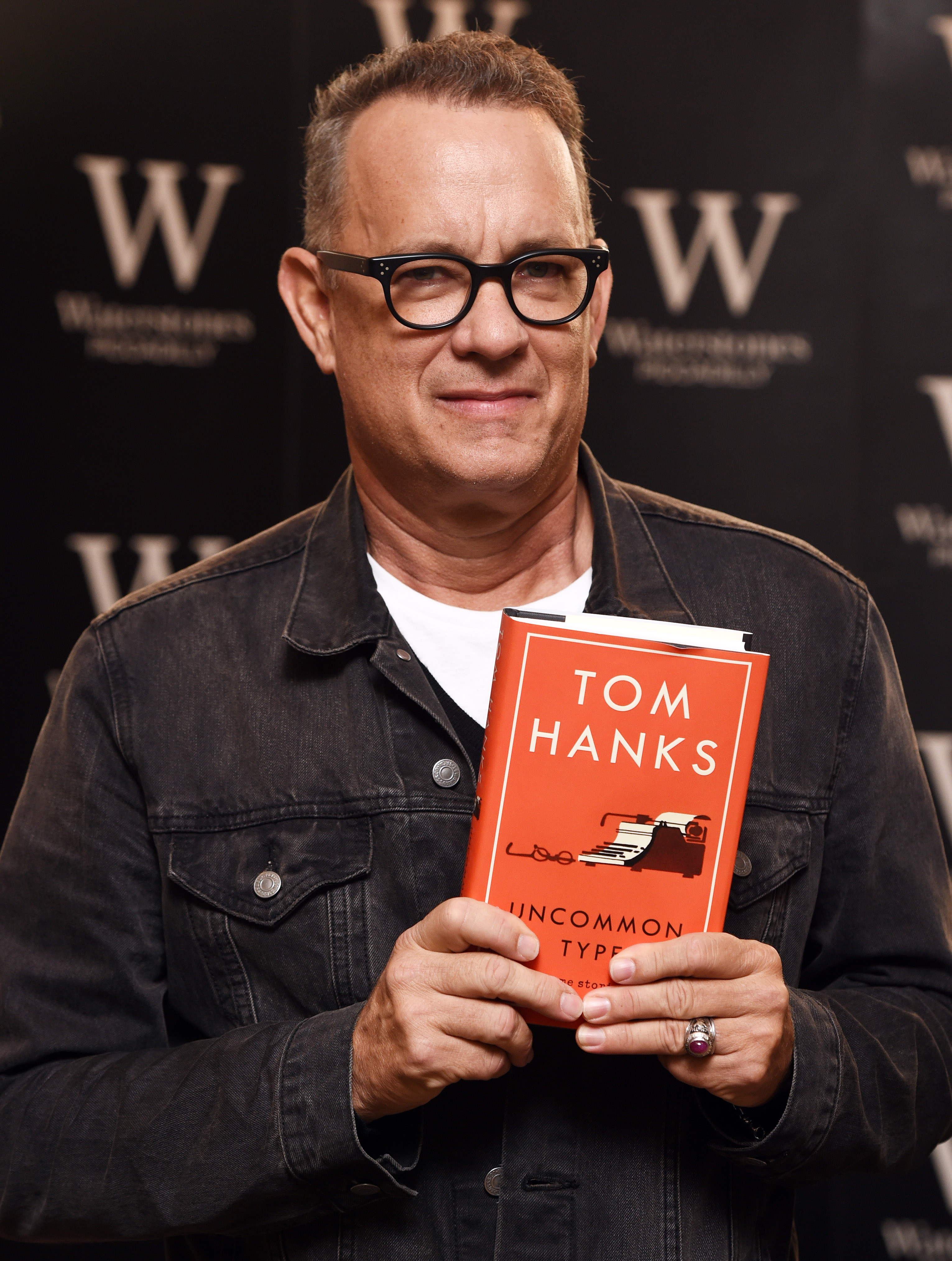 Tom Hanks podpisuje egzemplarze swojej pierwszej książki,