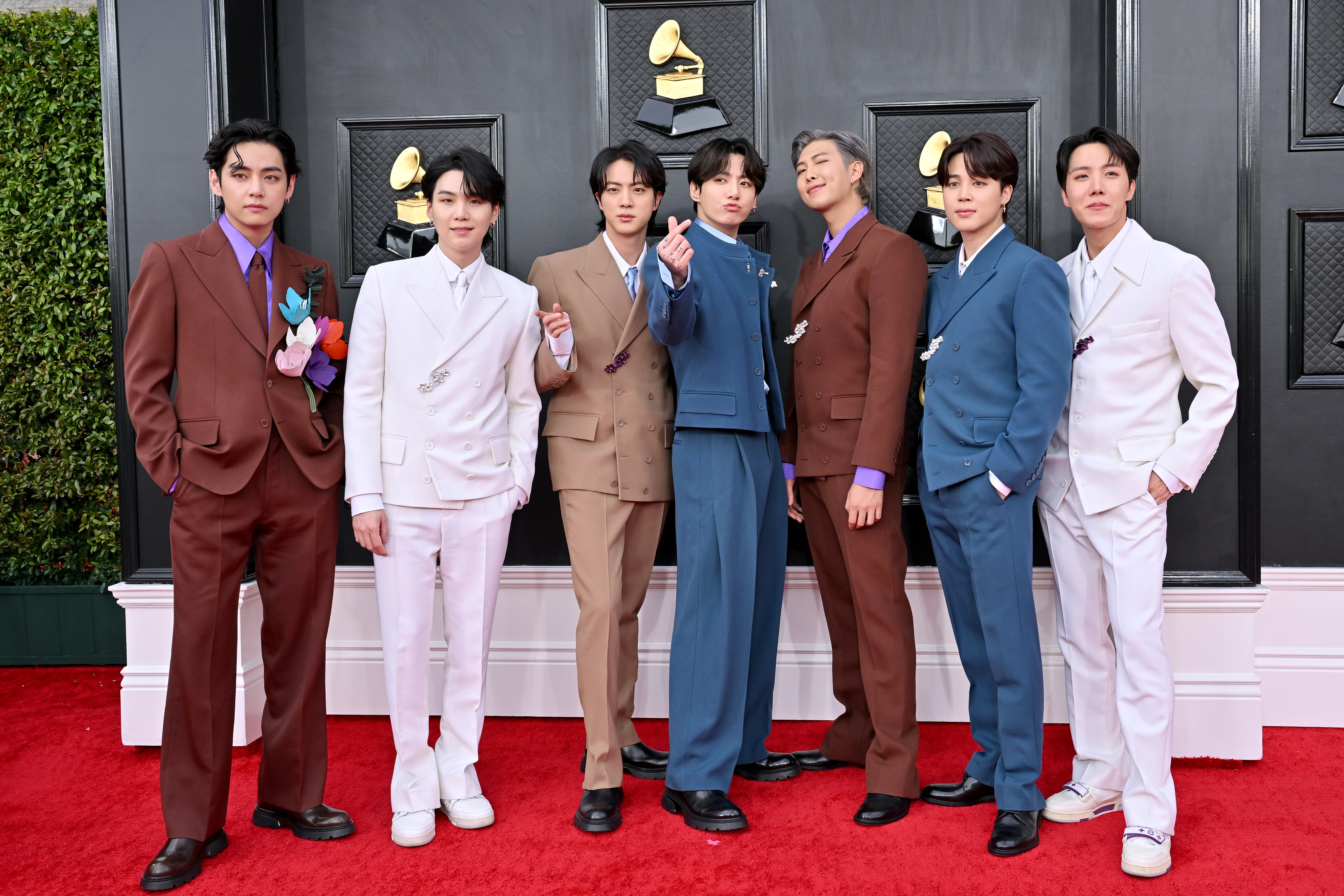 V, Suga, Jin, Jungkook, RM, Jimin i J-Hope z BTS biorą udział w 64. dorocznej gali GRAMMY Awards w MGM Grand Garden Arena 03 kwietnia 2022 r. w Las Vegas w stanie Nevada. | Źródło: Getty Images