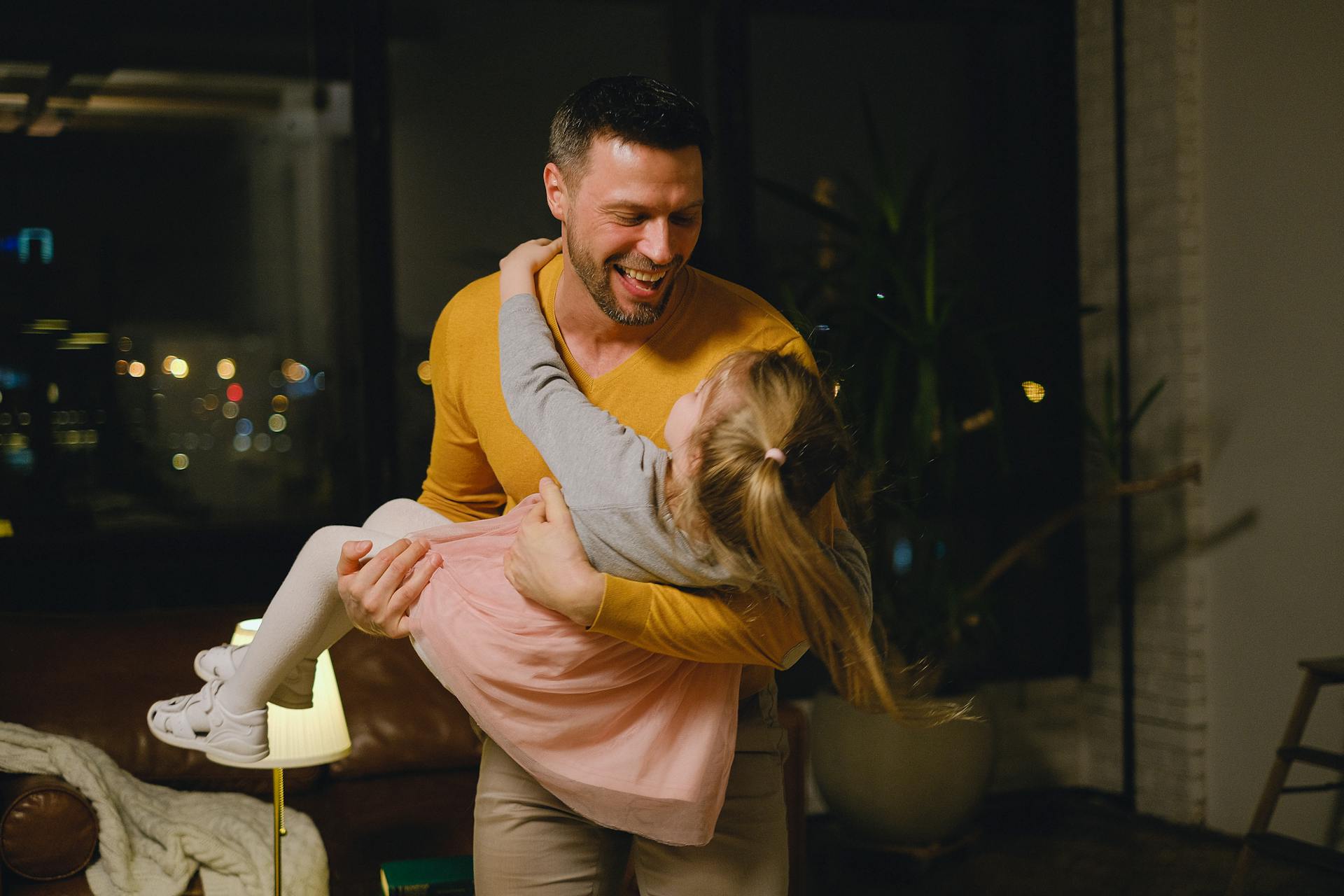 Mężczyzna bawiący się z córką | Źródło: Pexels