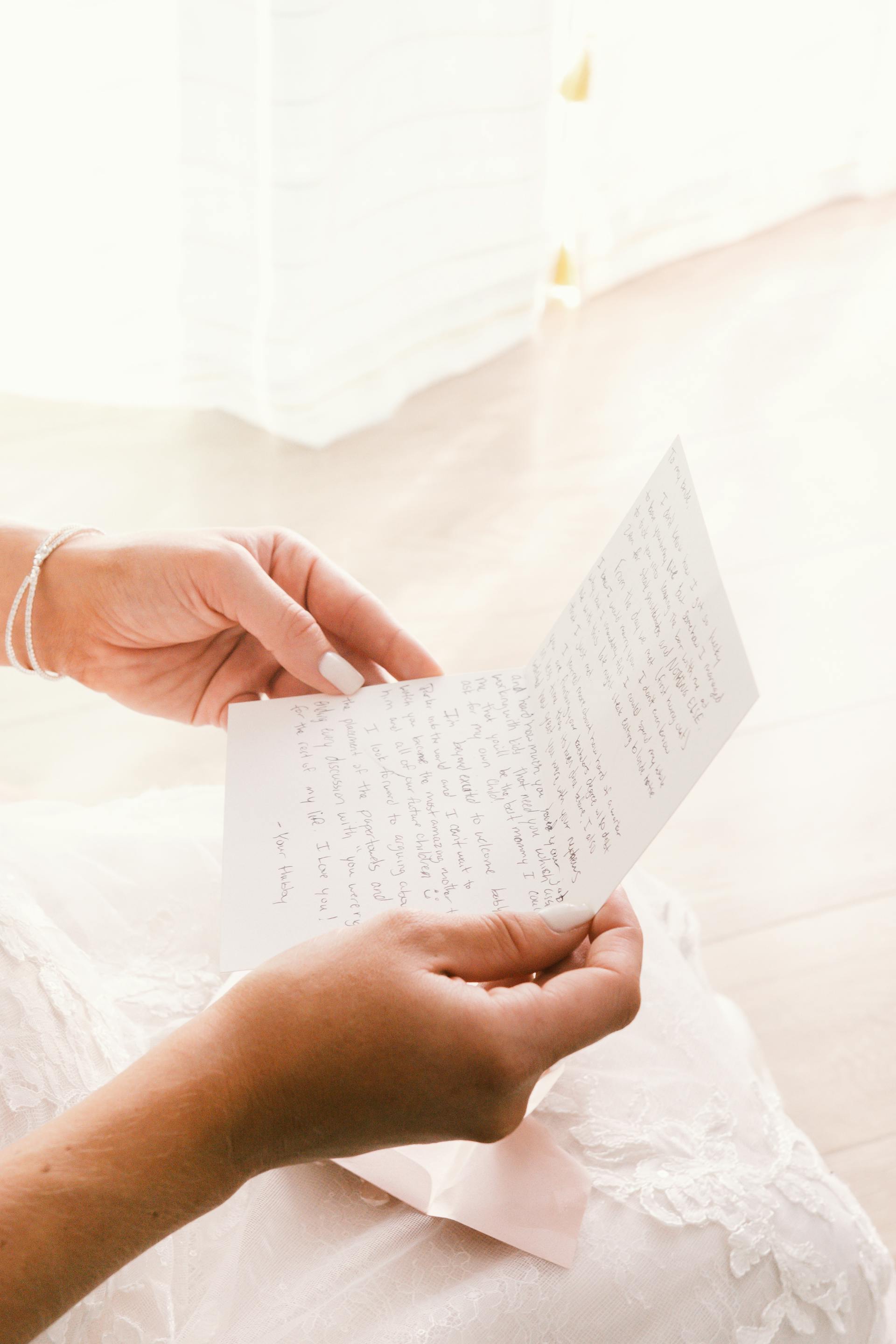 Zbliżenie kobiety czytającej list | Źródło: Pexels