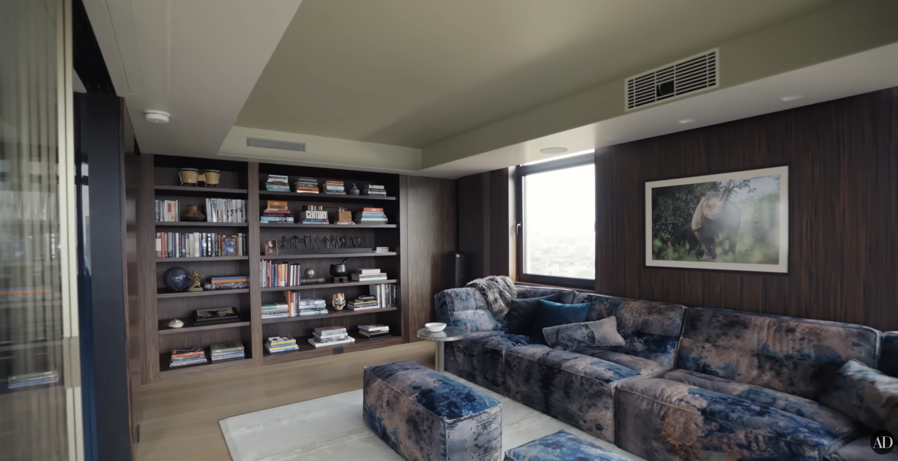 Gabinet/salon Christophera Meloniego | Źródło: YouTube/Architectural Digest