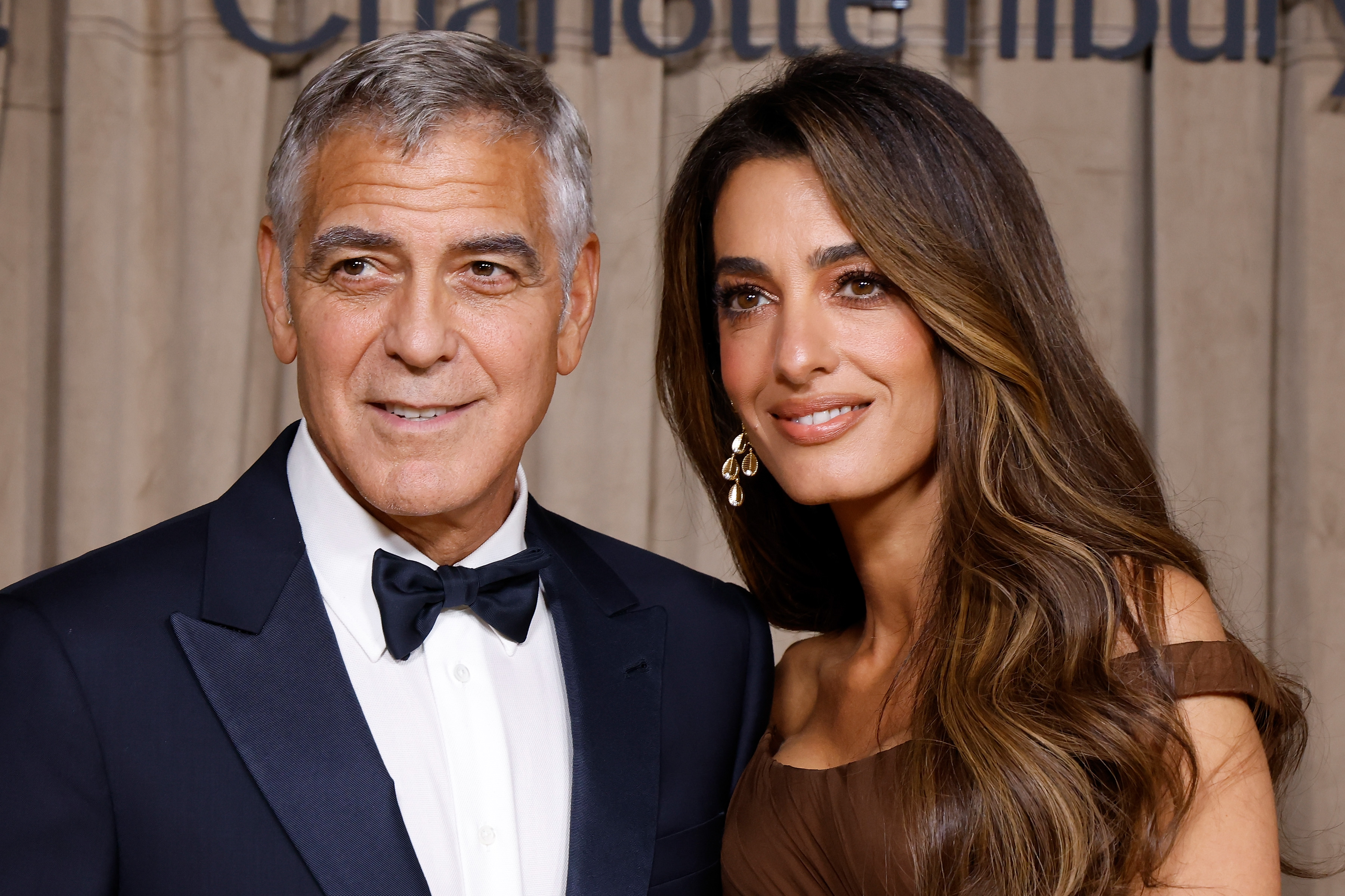 George i Amal Clooney biorą udział w imprezie Clooney Foundation For Justice's The Albies w Muzeum Historii Naturalnej 03 października 2025 r. w Londynie, Anglia. | Źródło: Getty Images