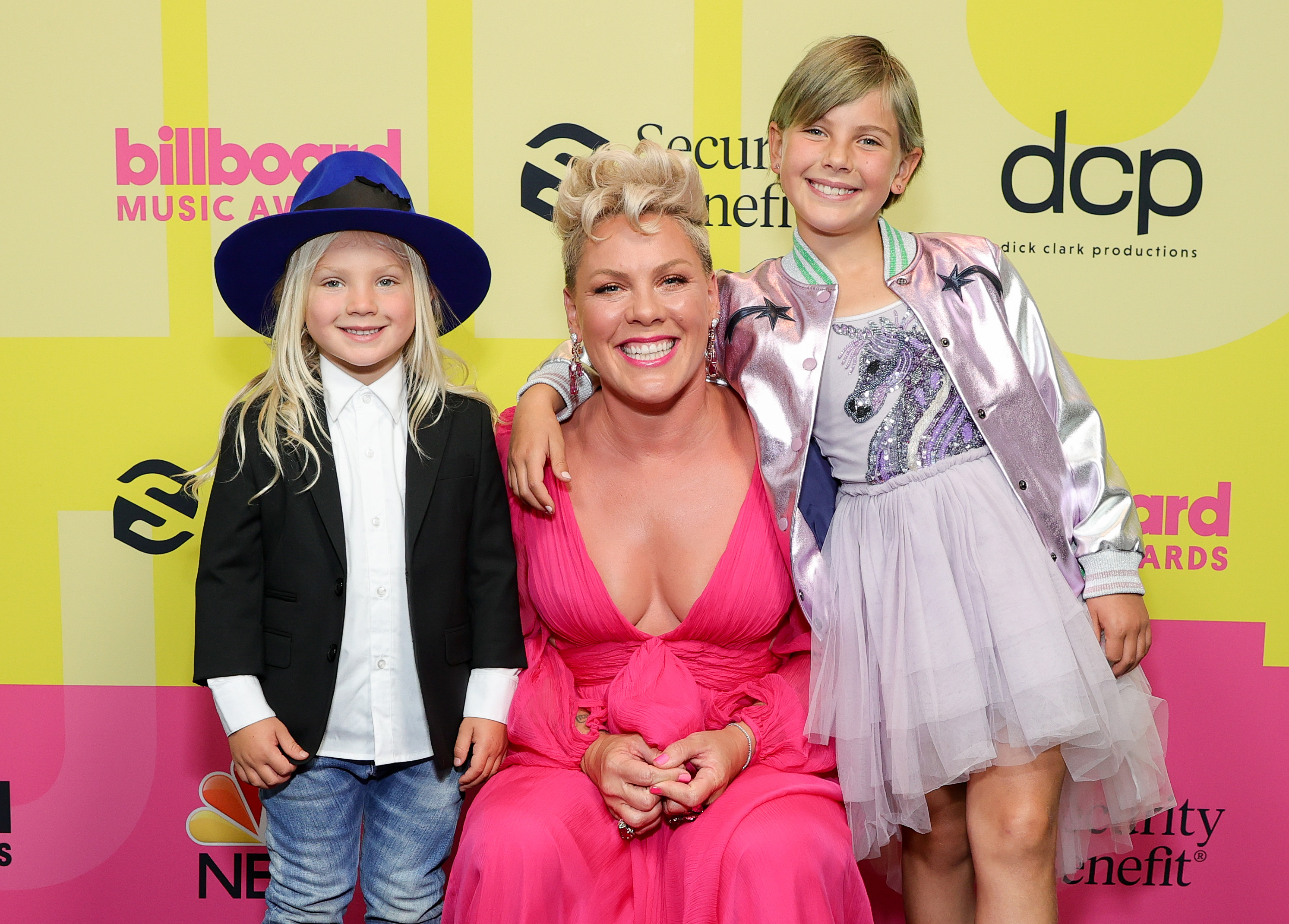 Willow and Jameson joined their mother backstage at the Billboard Music Awards in Los Angeles. By this point, both children were becoming familiar faces at public events, with Willow looking noticeably older while Jameson flashed a smile beside P!nk during the family photo.