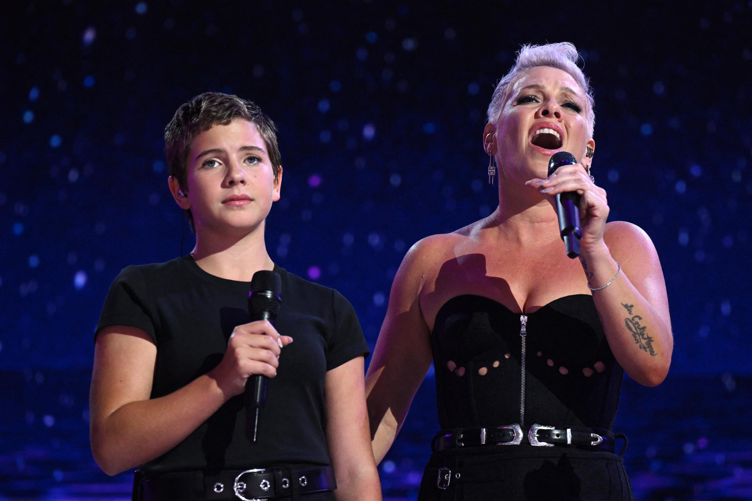 Willow stepped into the spotlight alongside her mother during a performance at the Democratic National Convention in Chicago. Sharing the stage with P!nk, the teenager showcased how much she had grown since her early red carpet appearances, marking one of her most prominent public moments to date.