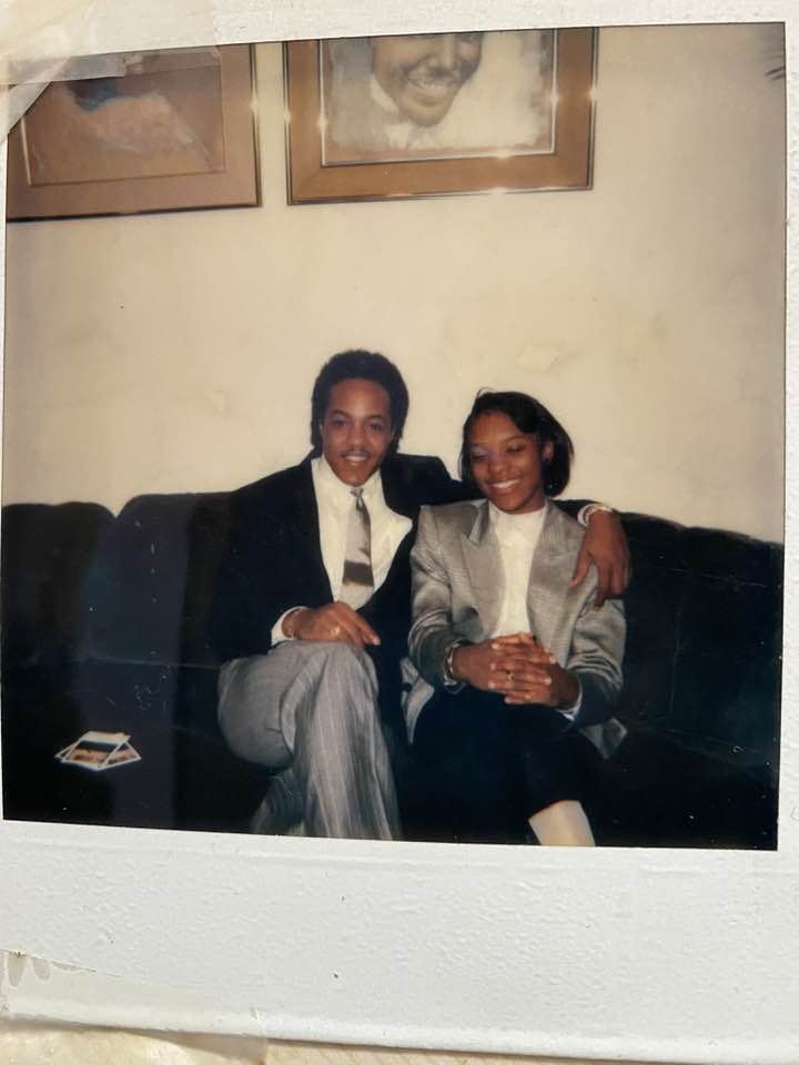 The late artist and his daughter sat together on a sofa while smiling for a vintage Polaroid shared to social media on June 6, 2024 | Source: Facebook/Linda Bryson-Thigpen