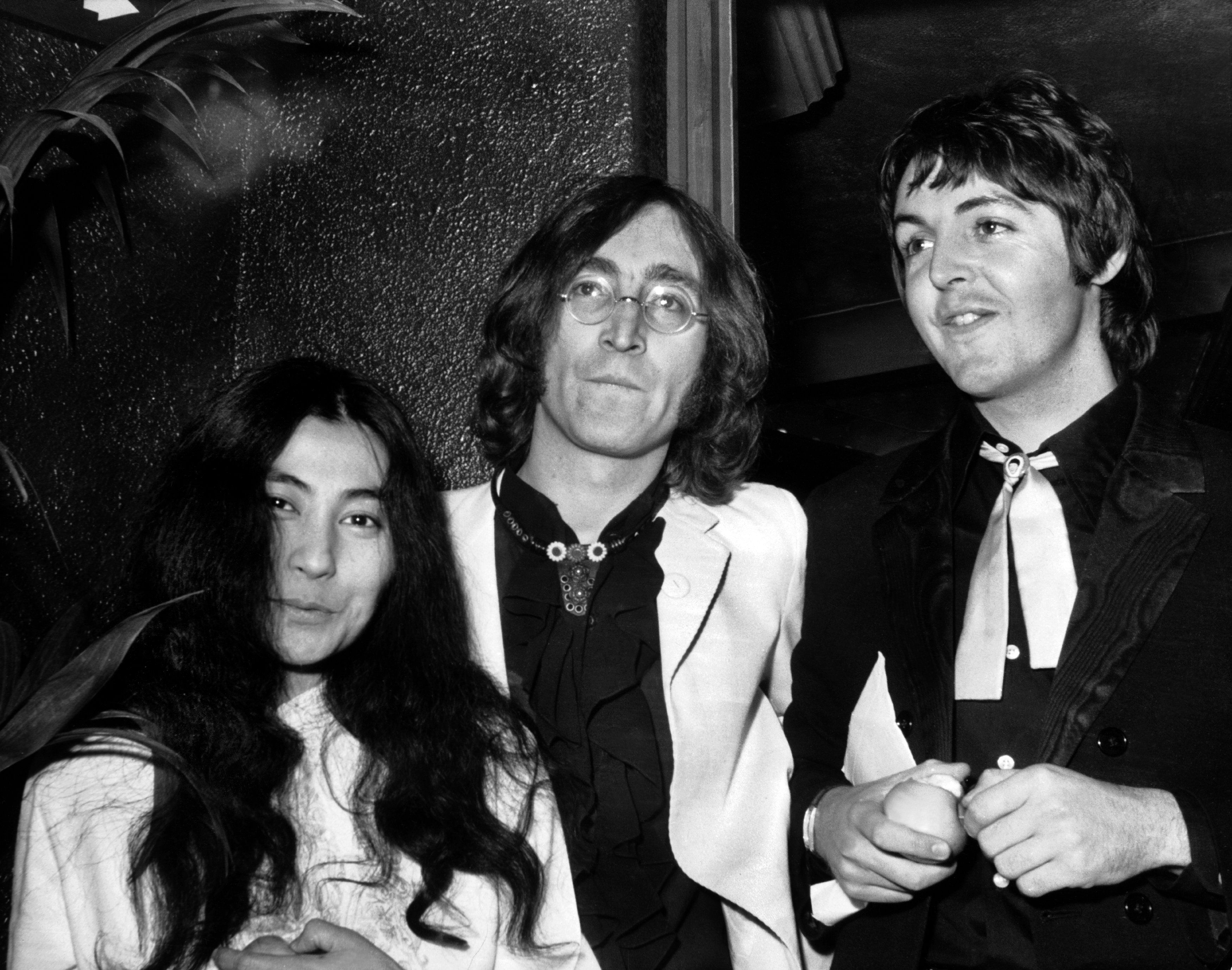 Paul McCartney, John Lennon and his wife Yoko Ono during their arrival to the opening of the film "Yellow Submarine" on July 18, 1968. | Source: Getty Images