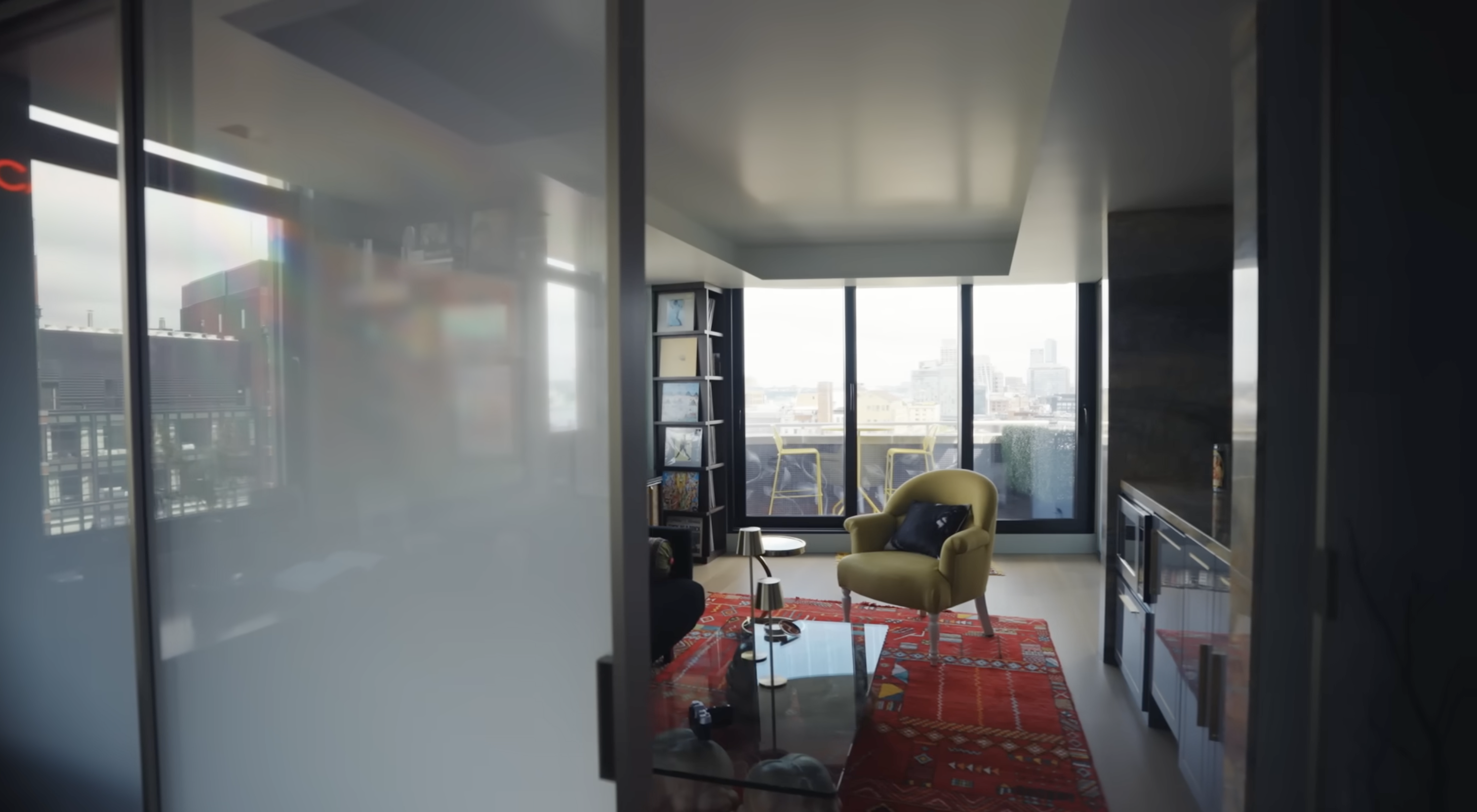 Kolejna część wypoczynkowa na niższym piętrze apartamentu Christophera Meloniego | Źródło: YouTube/Architectural Digest