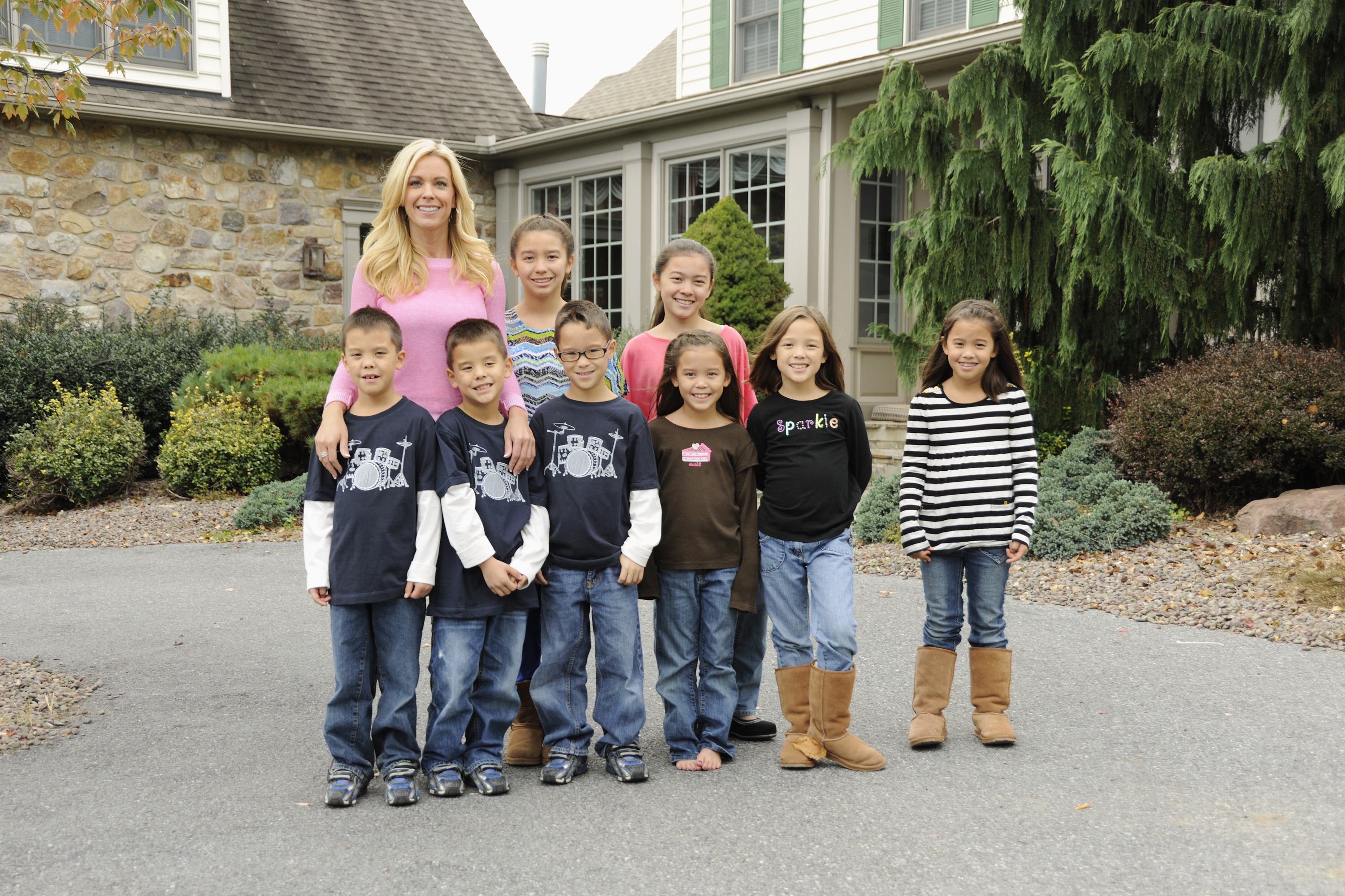 Kate, Madelyn, Cara, Joel, Collin, Aaden, Leah, Alexis, and Hannah Gosselin appear on  ABC's "Celebrity Wife Swap" on October 14, 2012. | Source: Getty Images