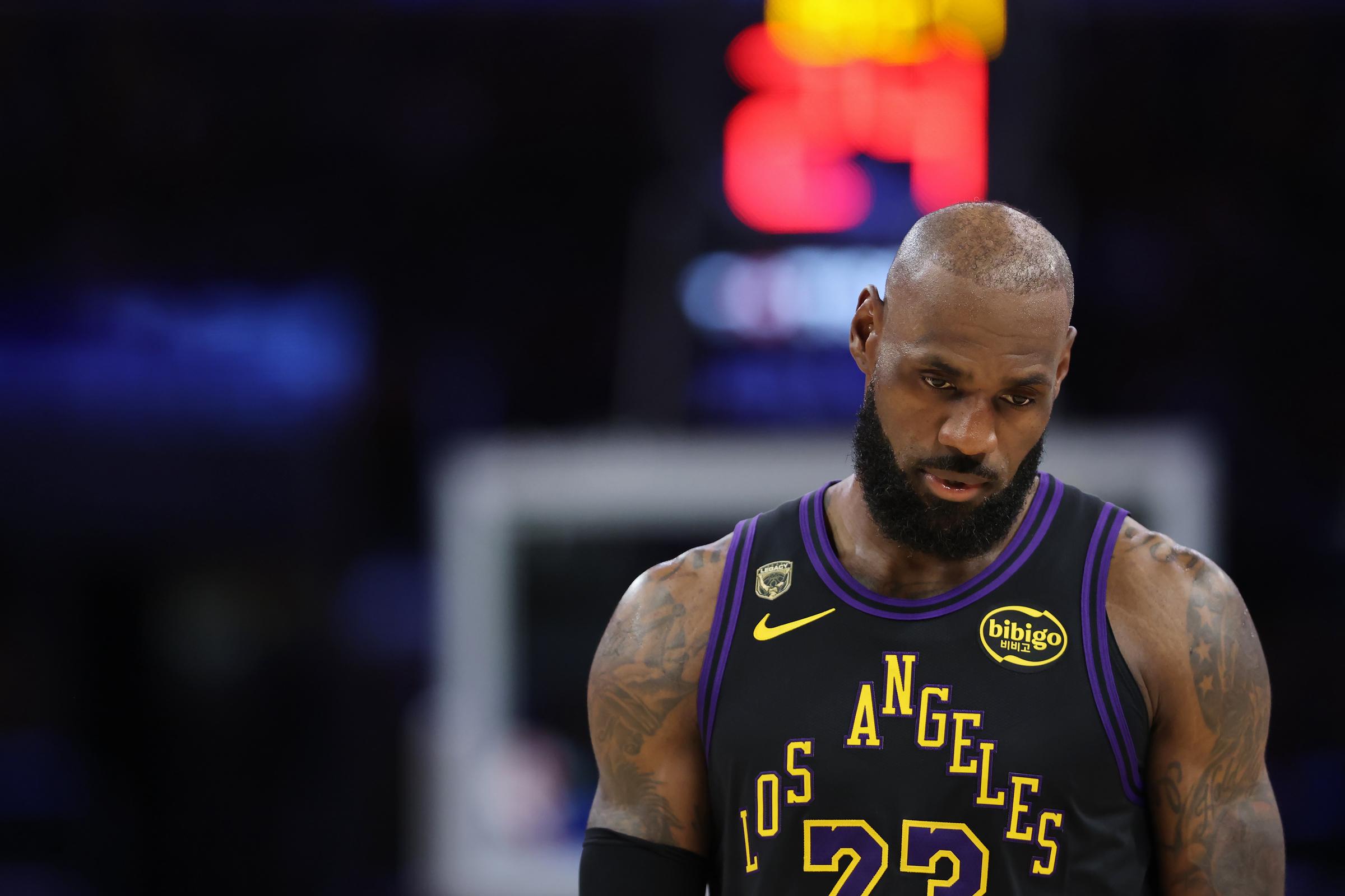 LeBron James podczas drugiej kwarty w meczu czwartym drugiej rundy playoffów Konferencji Zachodniej NBA w Crypto.com Arena 11 maja 2026 r. w Los Angeles w Kalifornii. | Źródło: Getty Images