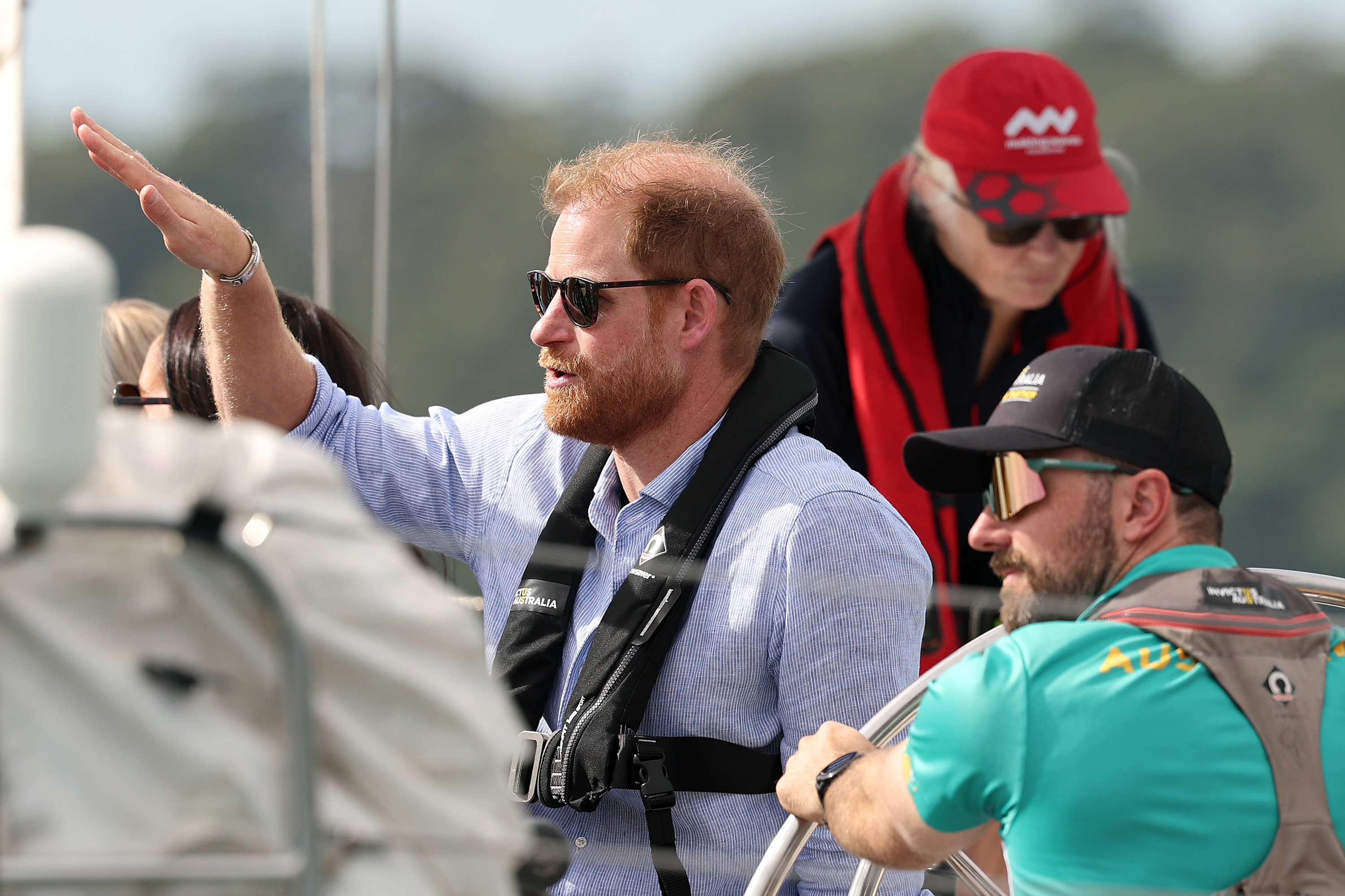 Książę Harry, książę Sussex, przemawia do członków Invictus Australia podczas rejsu żaglówką po Sydney Harbour 17 kwietnia 2026 r. w Sydney w Australii. | Źródło: Getty Images
