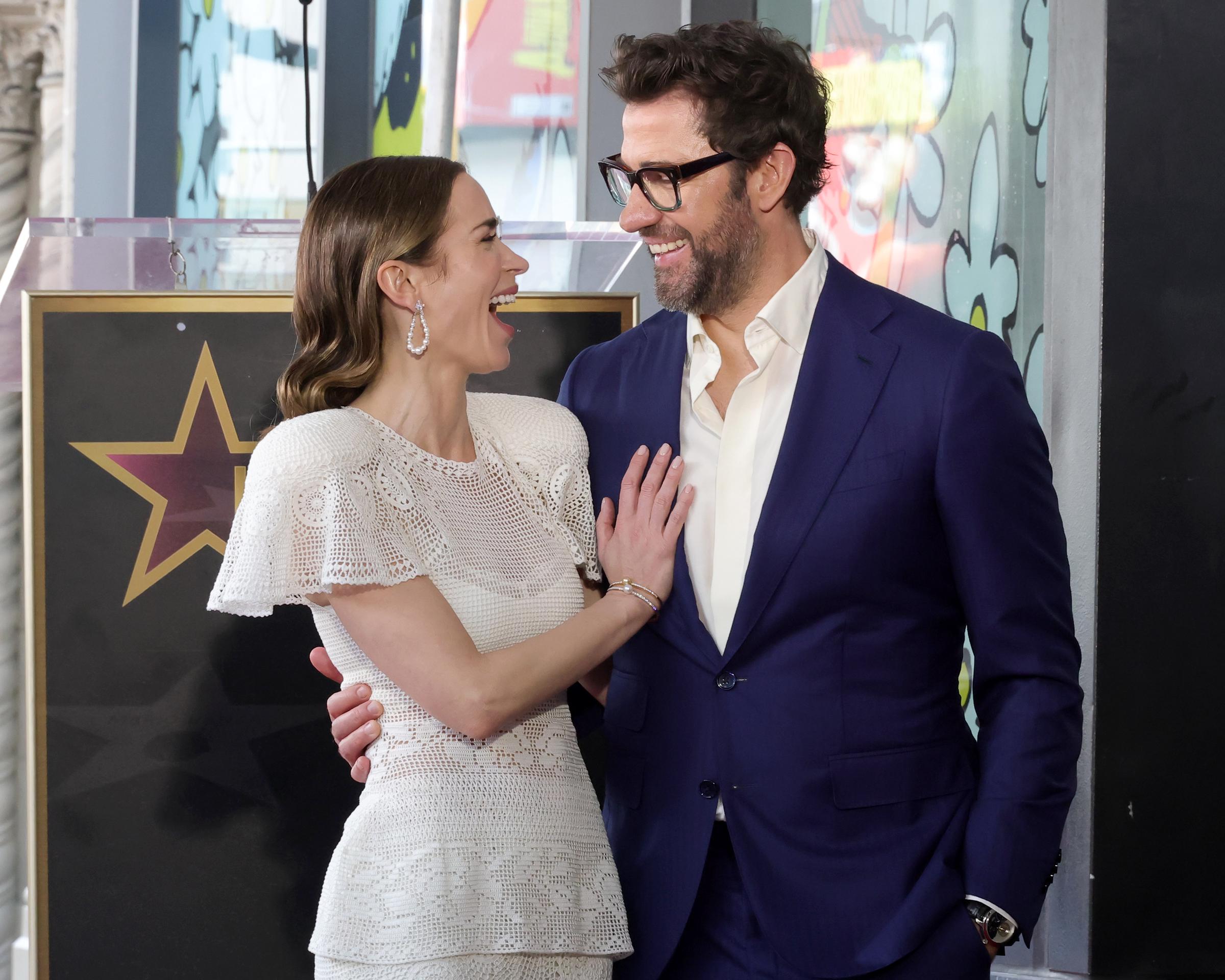 Emily Blunt i John Krasinski uczestniczą w ceremonii wprowadzenia do Walk of Fame dla Stanleya Tucciego i Emily Blunt 30 kwietnia 2026 r. w Hollywood w Kalifornii. | Źródło: Getty Images