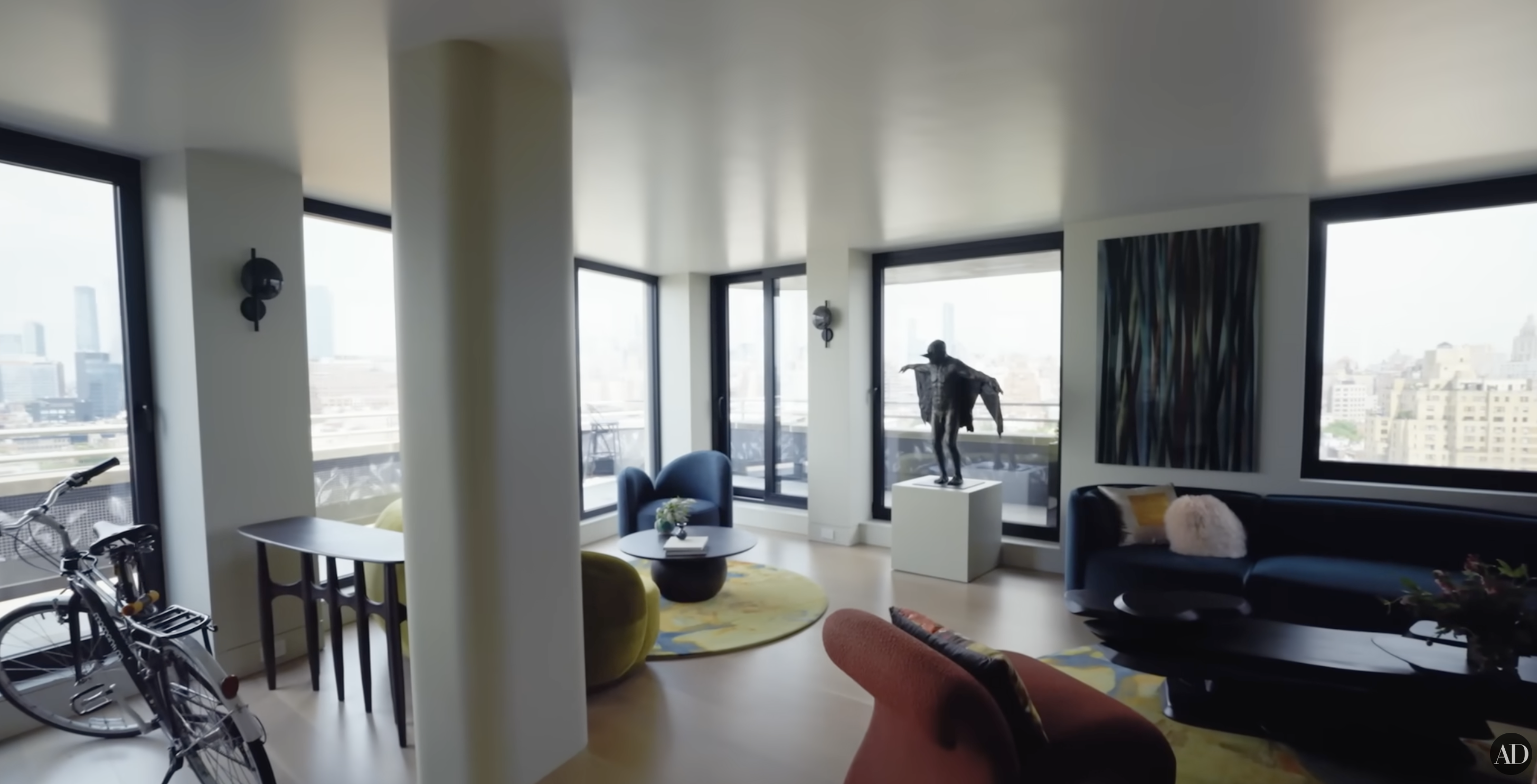 Główny salon Christophera Meloniego | Źródło: YouTube/Architectural Digest