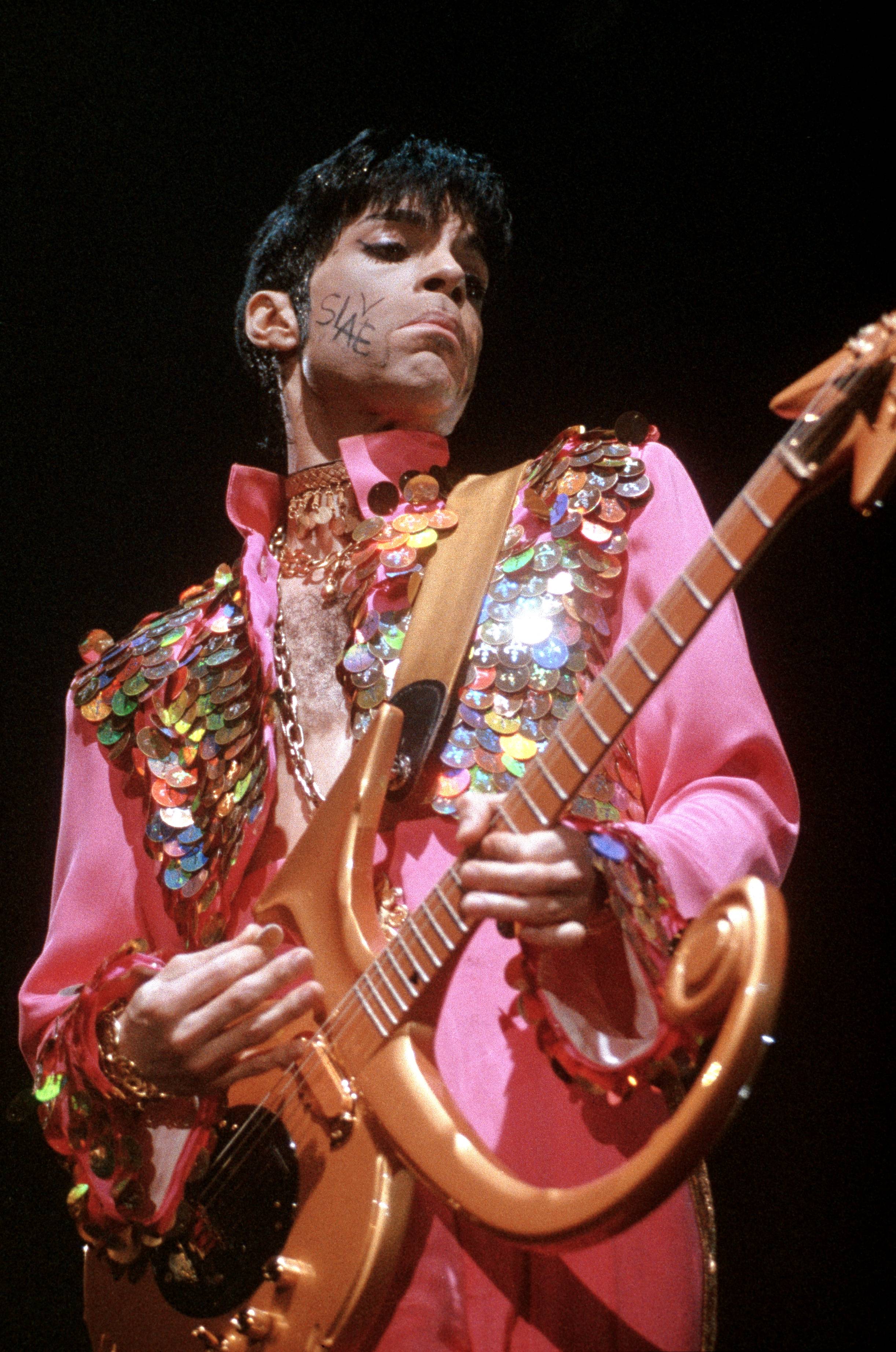 Prince performs during The Ultimate Live Experience Tour on March 1, 1995 in London, England. | Source: Getty Images