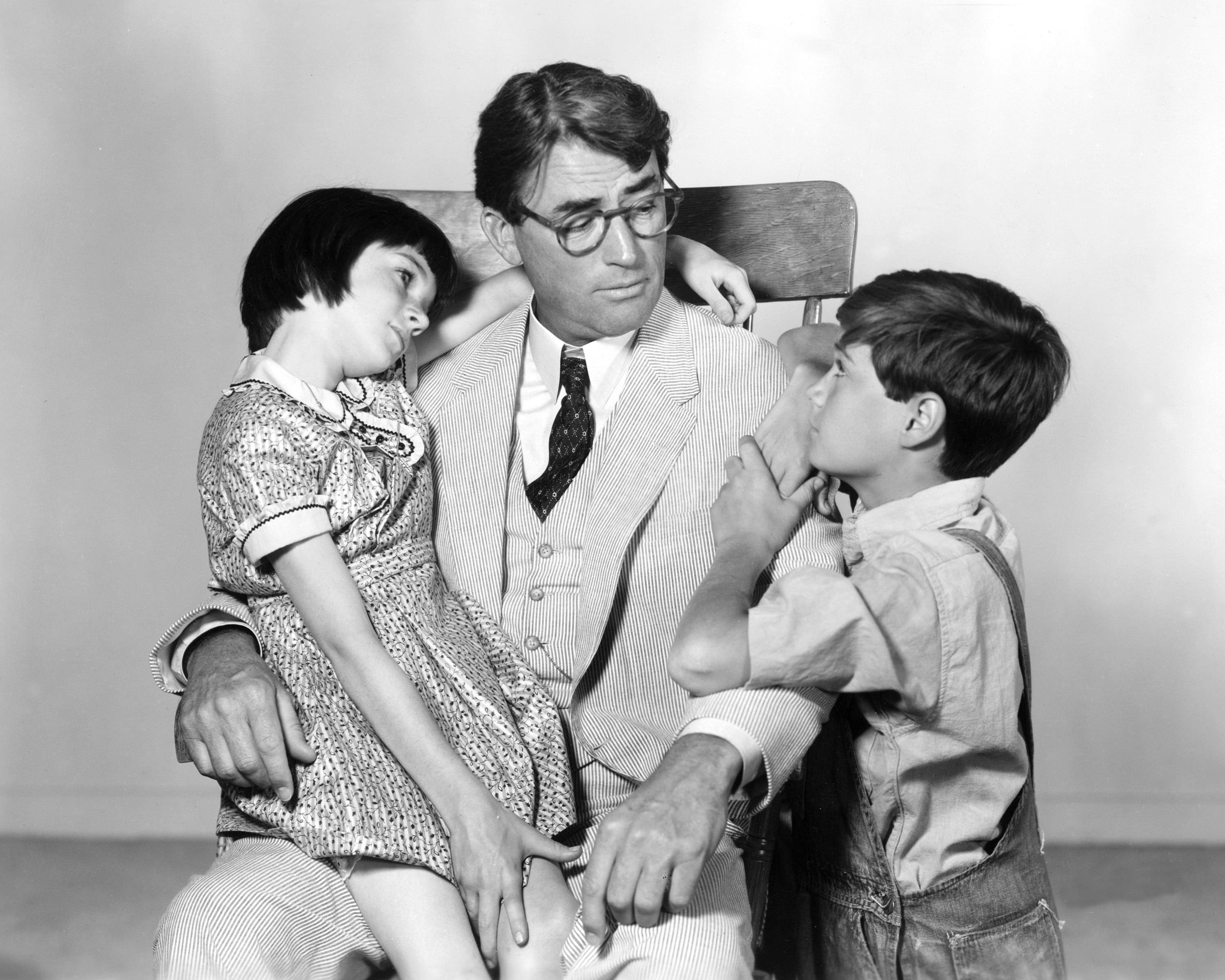 Gregory Peck jako Atticus Finch z Mary Badham jako Scout i Phillipem Alfordem jako Jem w filmie