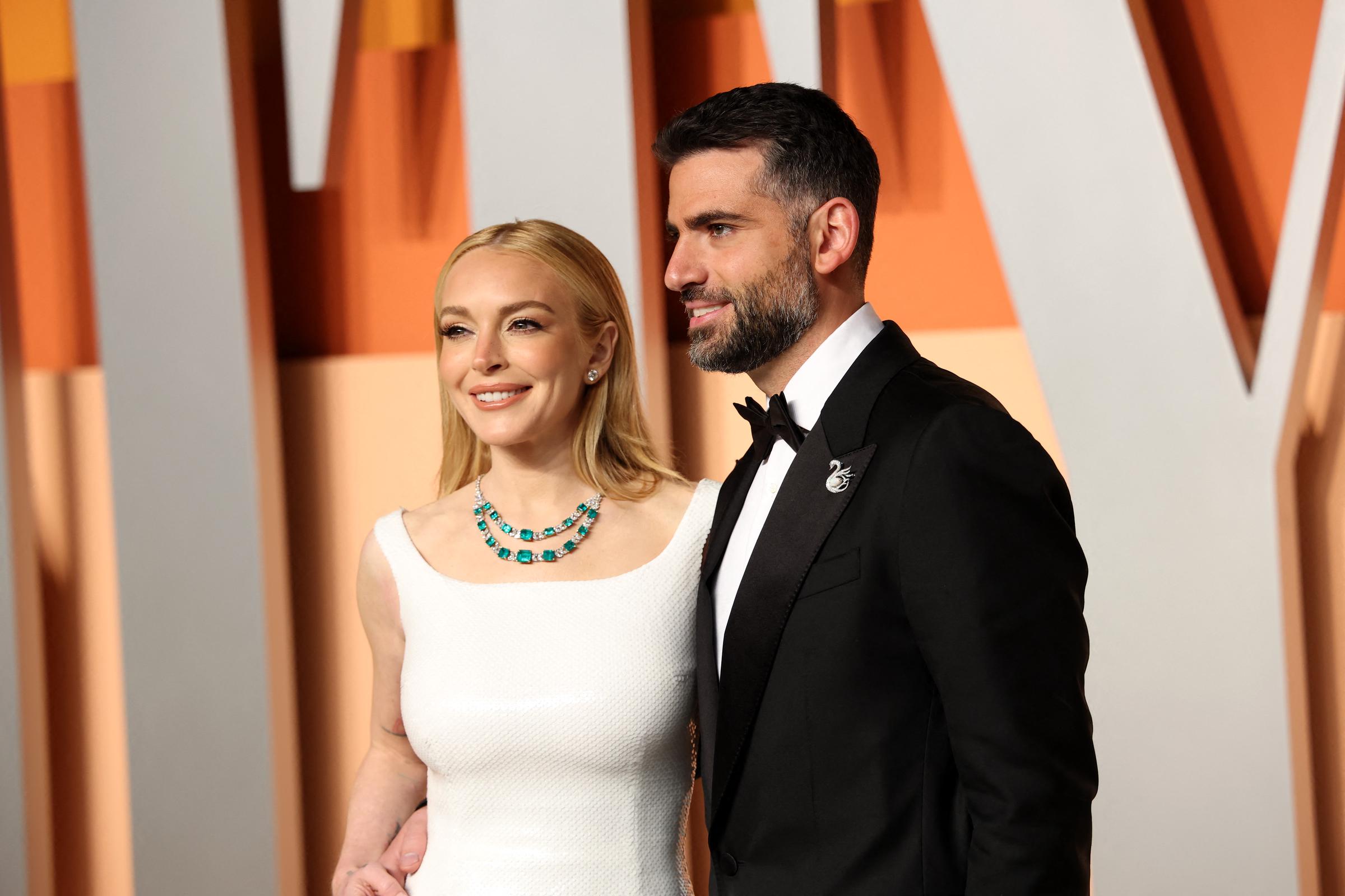 Lindsay Lohan (L) i jej mąż Bader Shammas uczestniczą w imprezie Vanity Fair Oscar Party w Wallis Annenberg Center for the Performing Arts w Beverly Hills w Kalifornii, 2 marca 2025 r. | Źródło: Getty Images