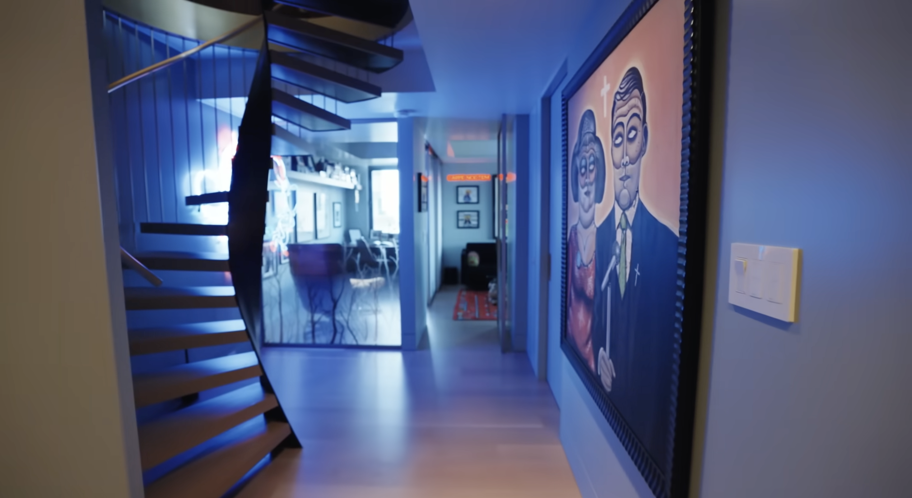 Widok z klatki schodowej na niższym piętrze w mieszkaniu Christophera Meloniego | Źródło: YouTube/Architectural Digest