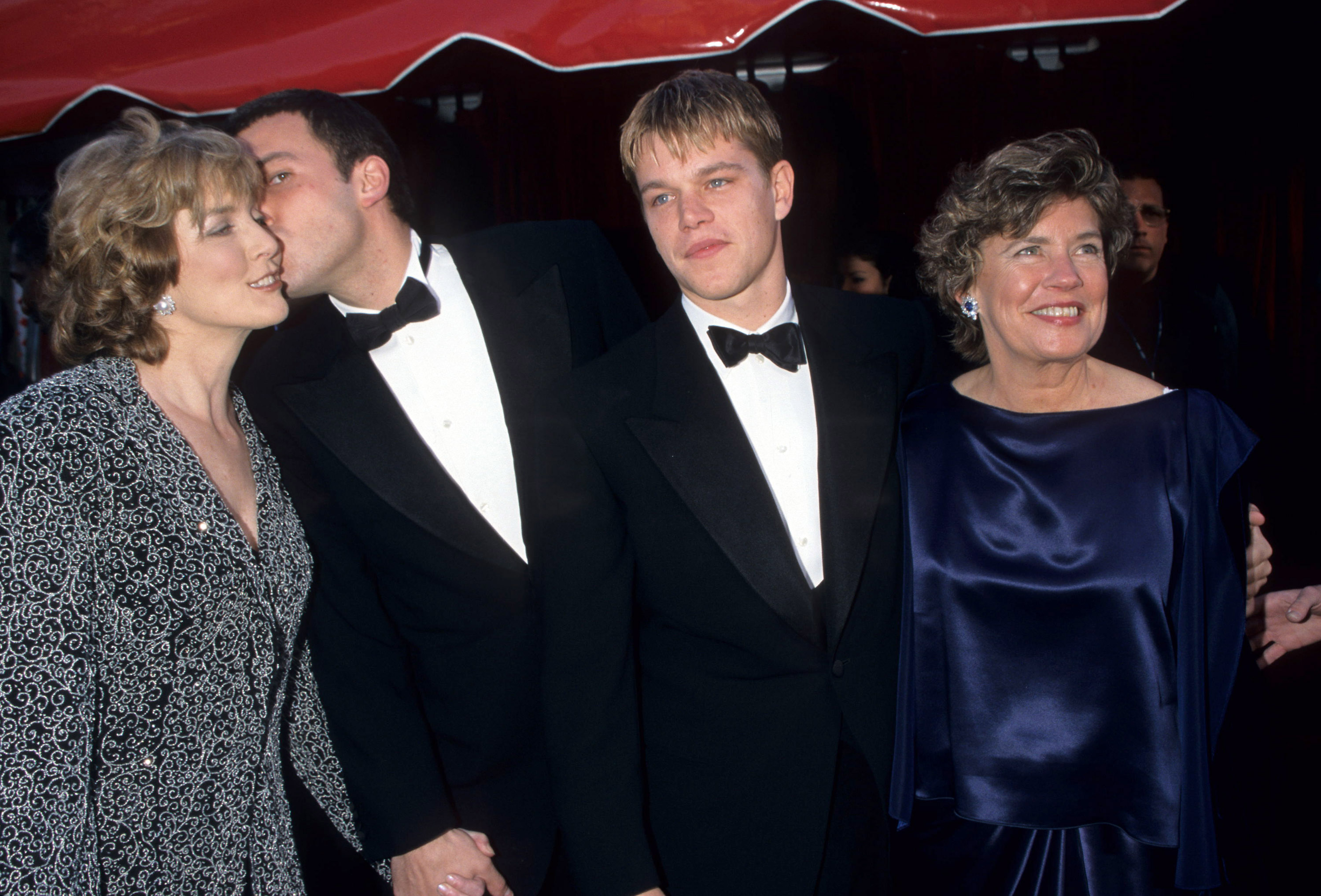 Ben Affleck (2nd left) and Matt Damon (3rd left) arrive with their mothers Chris (L) and Nancy at the 70th Annual Academy Awards on March 23, 1998 in Los Angeles, California. | Source: Getty Images