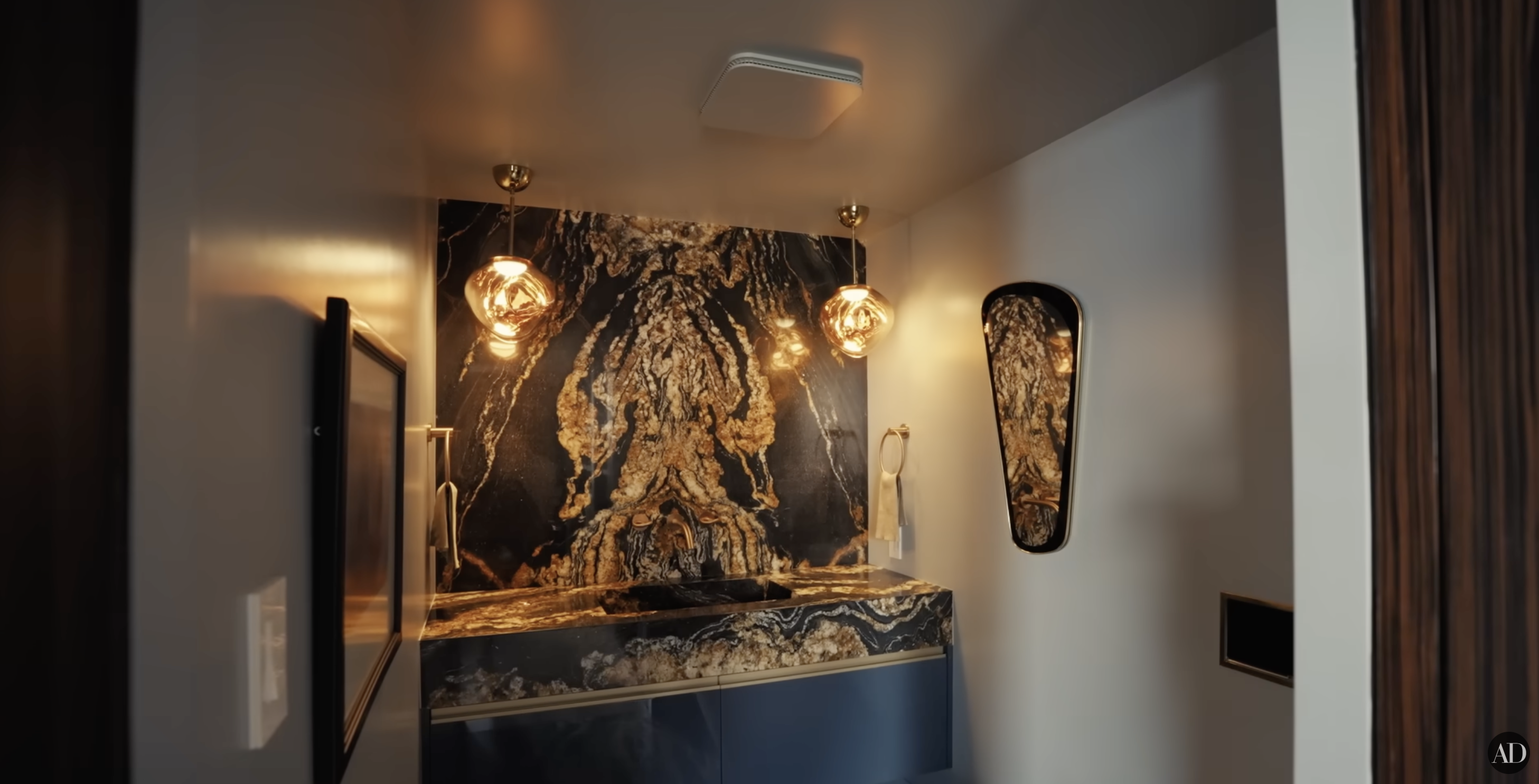 Łazienka gościnna Christophera Meloniego | Źródło: YouTube/Architectural Digest