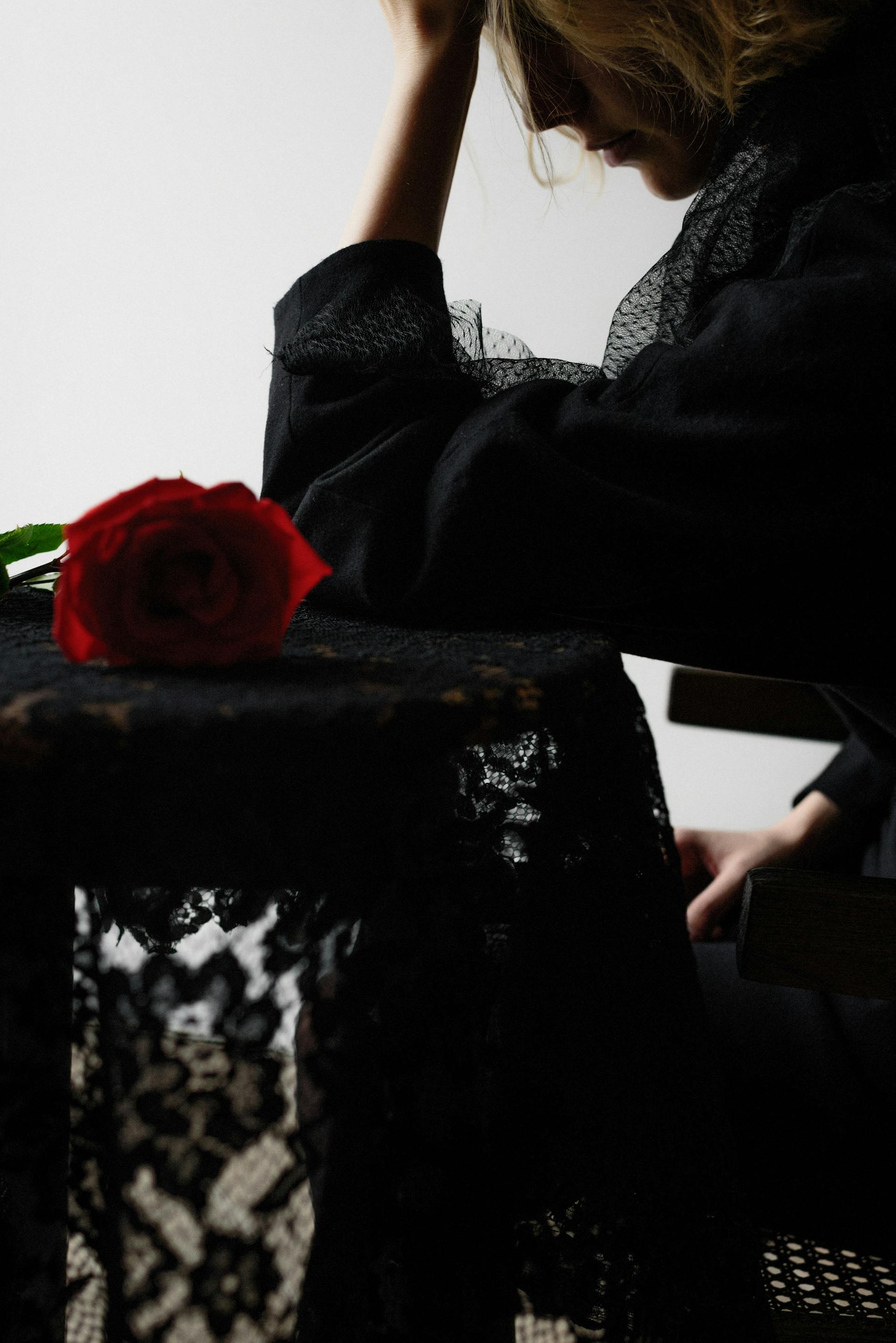 Pogrążona w żałobie kobieta w czarnej sukience | Źródło: Pexels