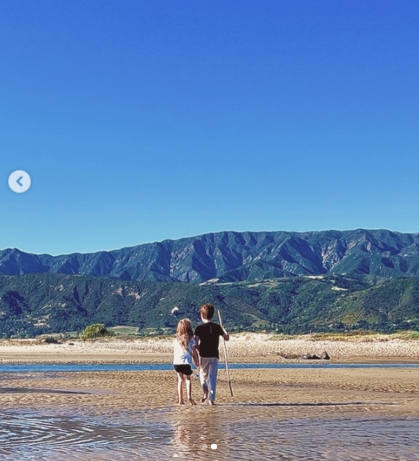 As usual, Meghan Markle has uploaded a photo of her children without showing their faces. In this case, Archie and Lilibet are seen at the beach in a photo uploaded celebrate the boy's recenty birthday on May 6, 2026 | Source: Instagram/meghan