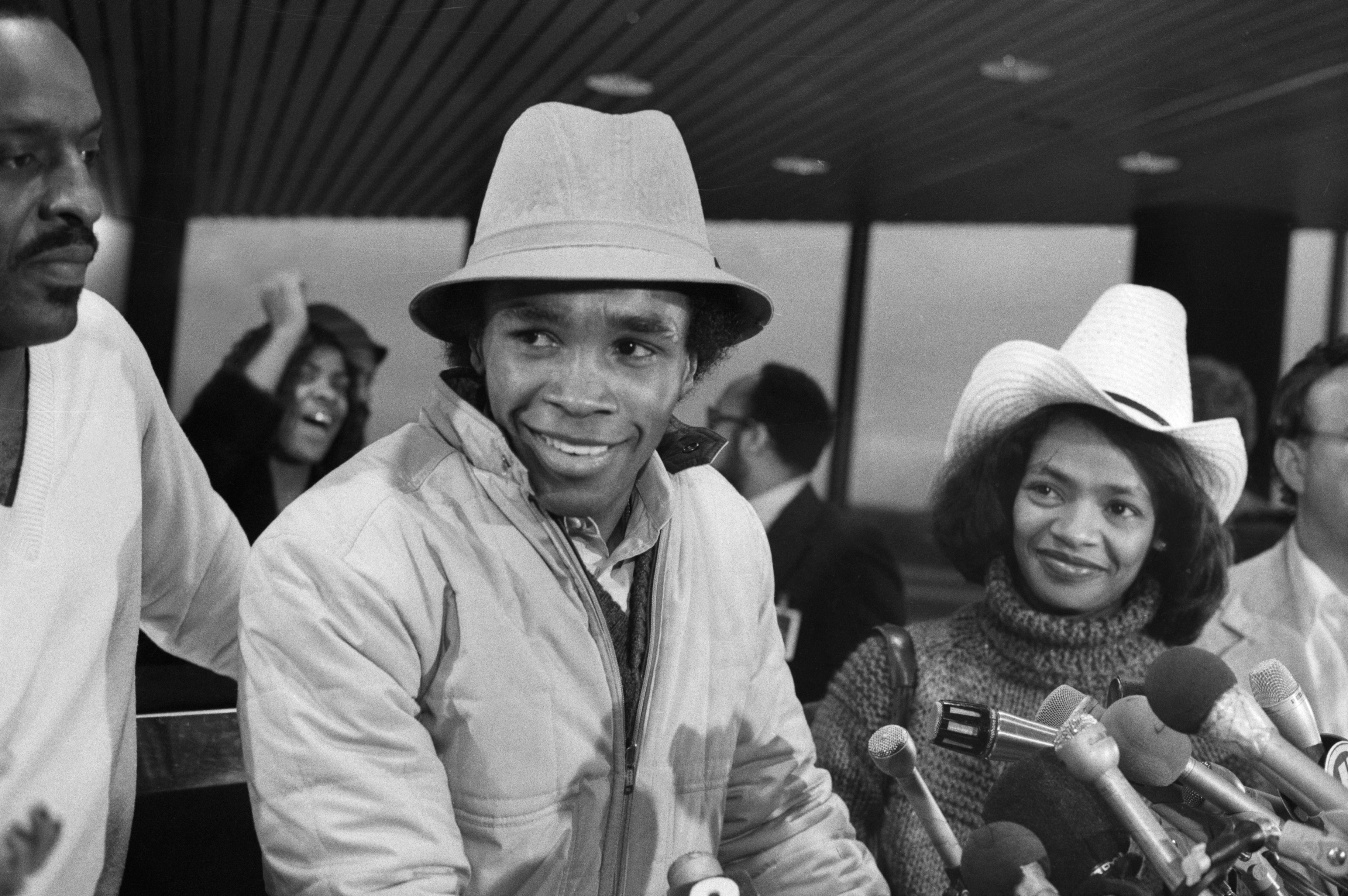 The first woman Peabo Bryson was connected to had been with a more famous person before. On this occasion, Sugar Ray Leonard and his wife, Juanita Leonard, smiled as they arrived at Baltimore-Washington International Airport on November 26, 1980, in Baltimore, Maryland | Source: Getty Images