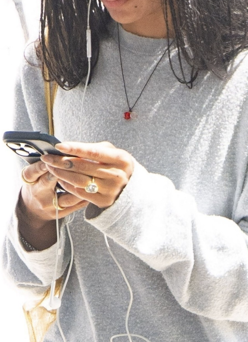 Pierścionek zaręczynowy Zoë Kravitz opublikowany 28 kwietnia 2026 r. | Instagram/womansdayaus