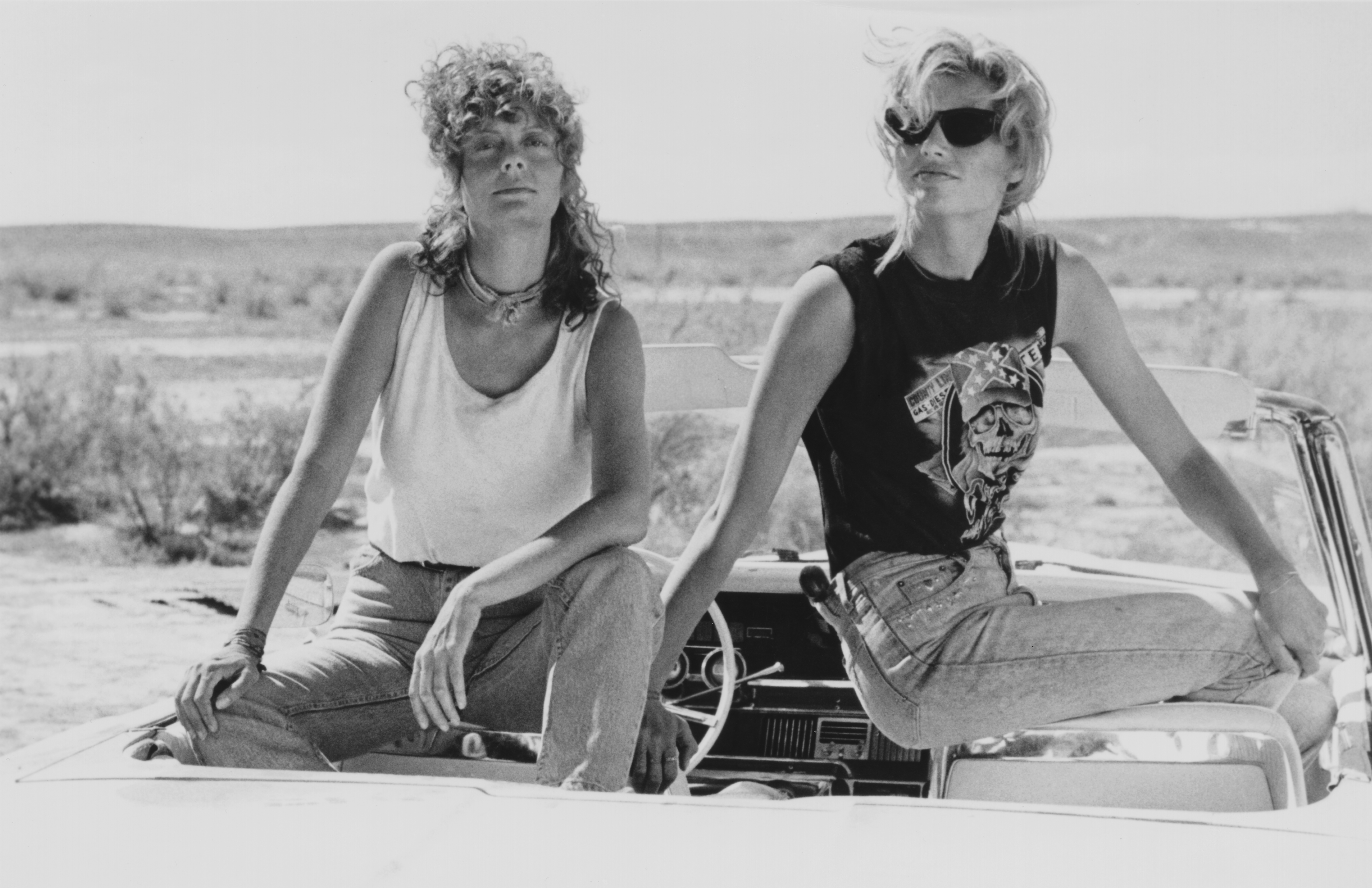 Susan Sarandon (left) and Geena Davis star in the film "Thelma And Louise," 1991. | Source: Getty Images