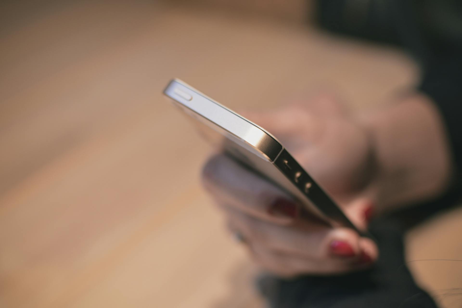 Zbliżenie kobiety korzystającej z telefonu | Źródło: Pexels