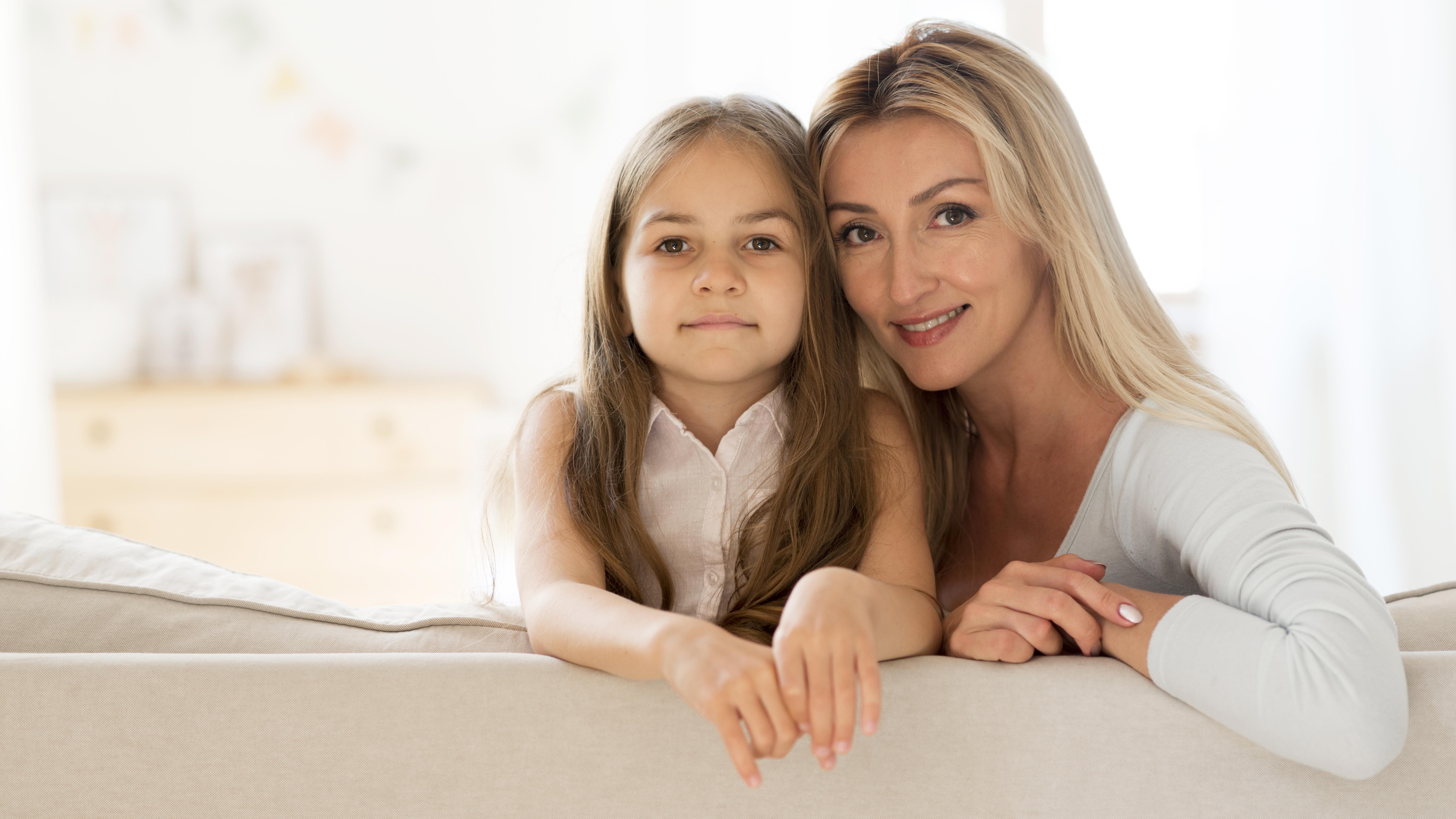 A woman with a little girl | Source: Magnific